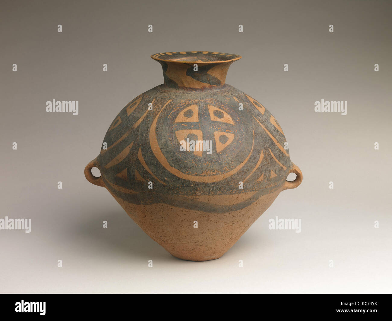 Vaso (GUAN), periodo Neolitico, cultura Majiayao, fase Machang, ca. 2300-2000 A.C., Cina, coccio con decorazione pittorica Foto Stock