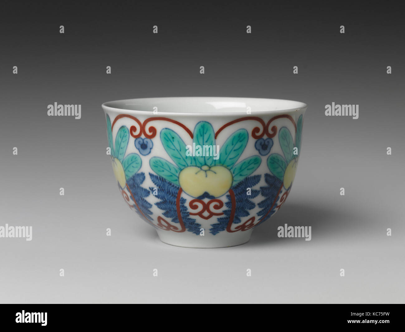 Cup, periodo Edo (1615-1868), XVIII secolo, Giappone, porcellana con underglaze blu e smalti overglaze (Hizen ware, Nabeshima Foto Stock