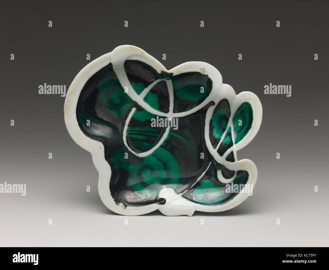 Piatto con disegno astratto, 色絵抽象文変形小皿, periodo Edo (1615-1868), la seconda metà del XVII secolo, il Giappone, la porcellana con overglaze Foto Stock