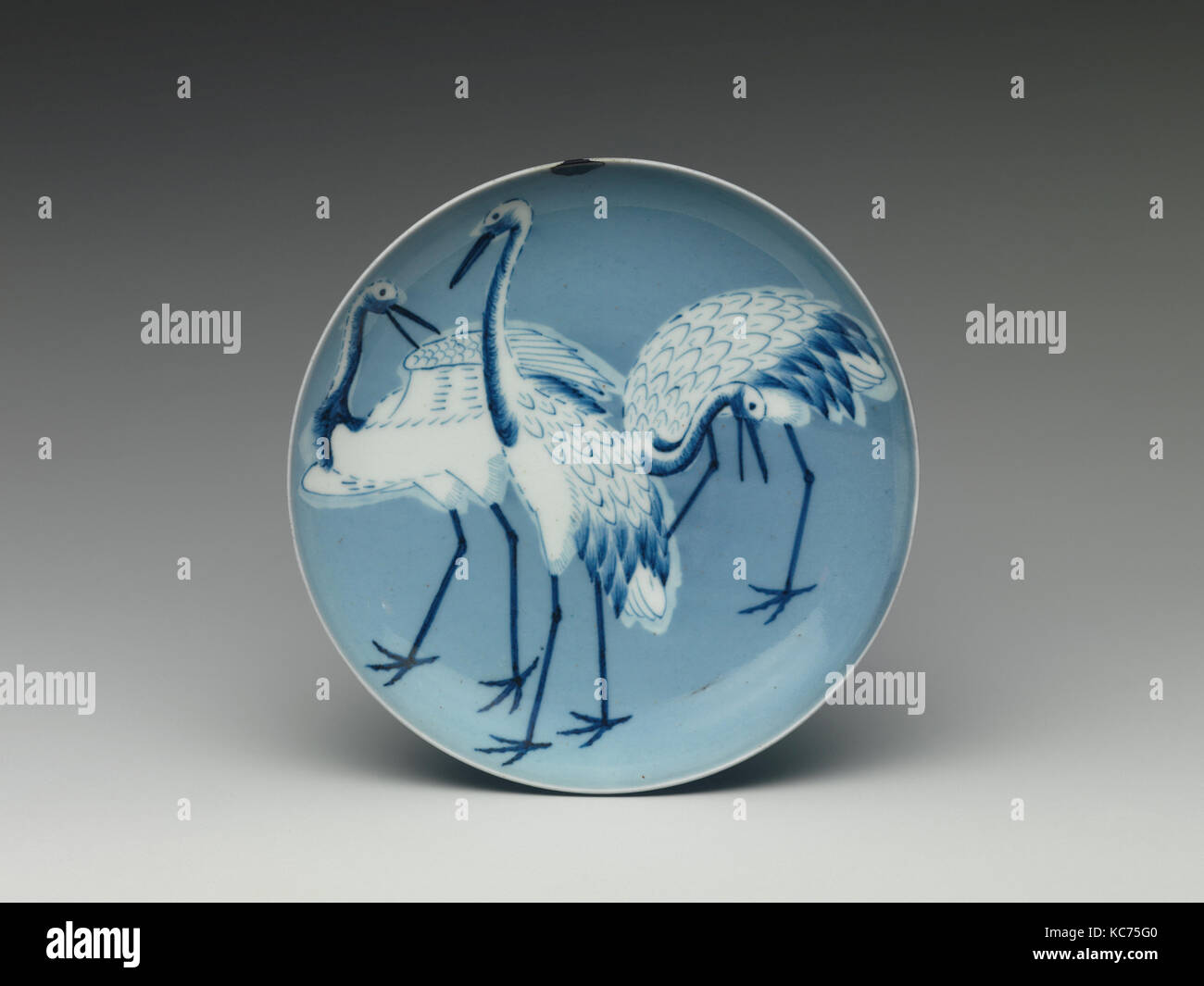 Piatto con gru, 青磁染付鶴文皿, periodo Edo (1615-1868), tardo XVII secolo, Giappone, porcellana celadon con ferro e smalti e Foto Stock