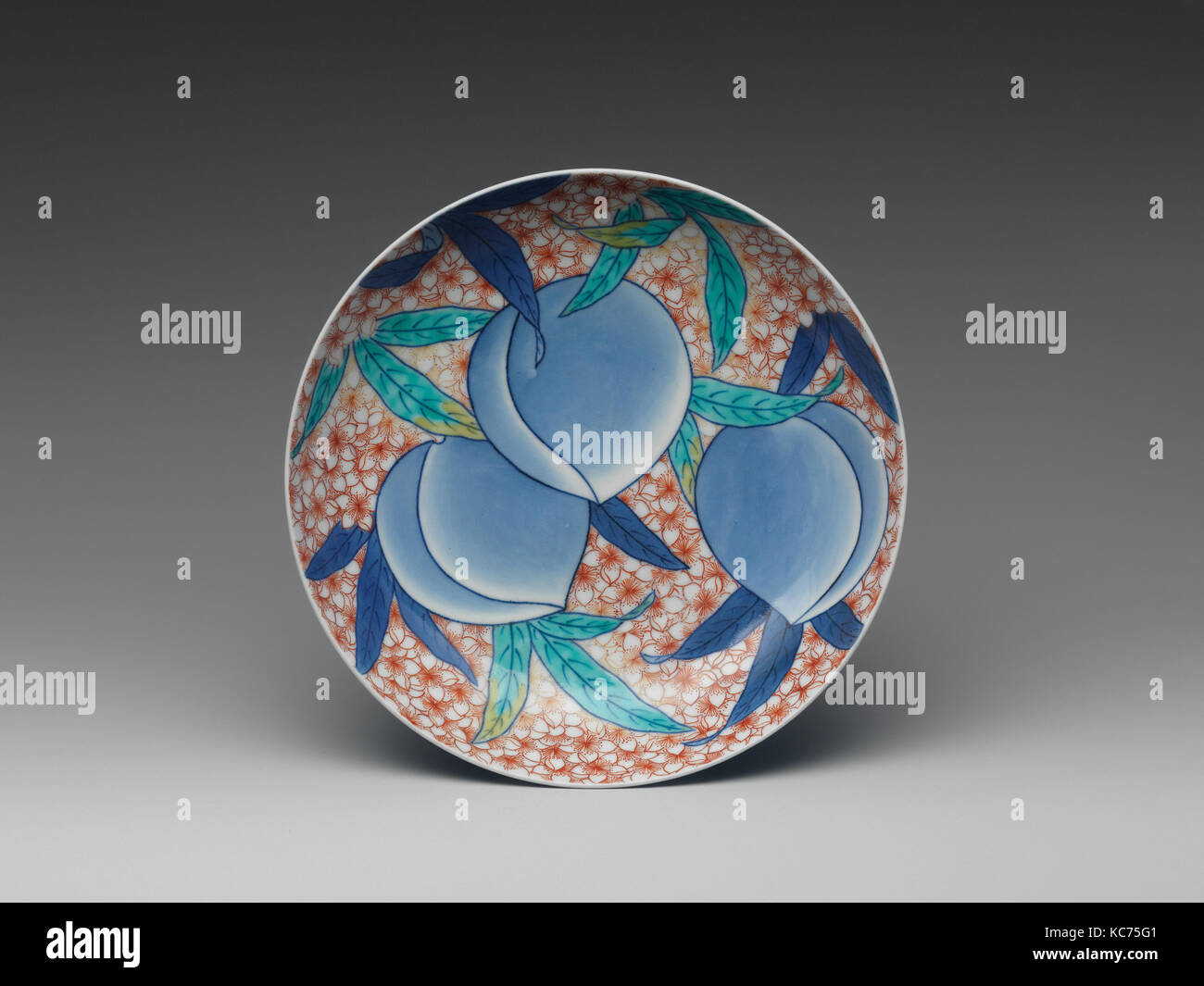 色絵桃の花と果実文皿, piatto con le pesche, periodo Edo (1615-1868), ca. 1690-1720, Giappone, porcellana con underglaze blu e overglaze Foto Stock