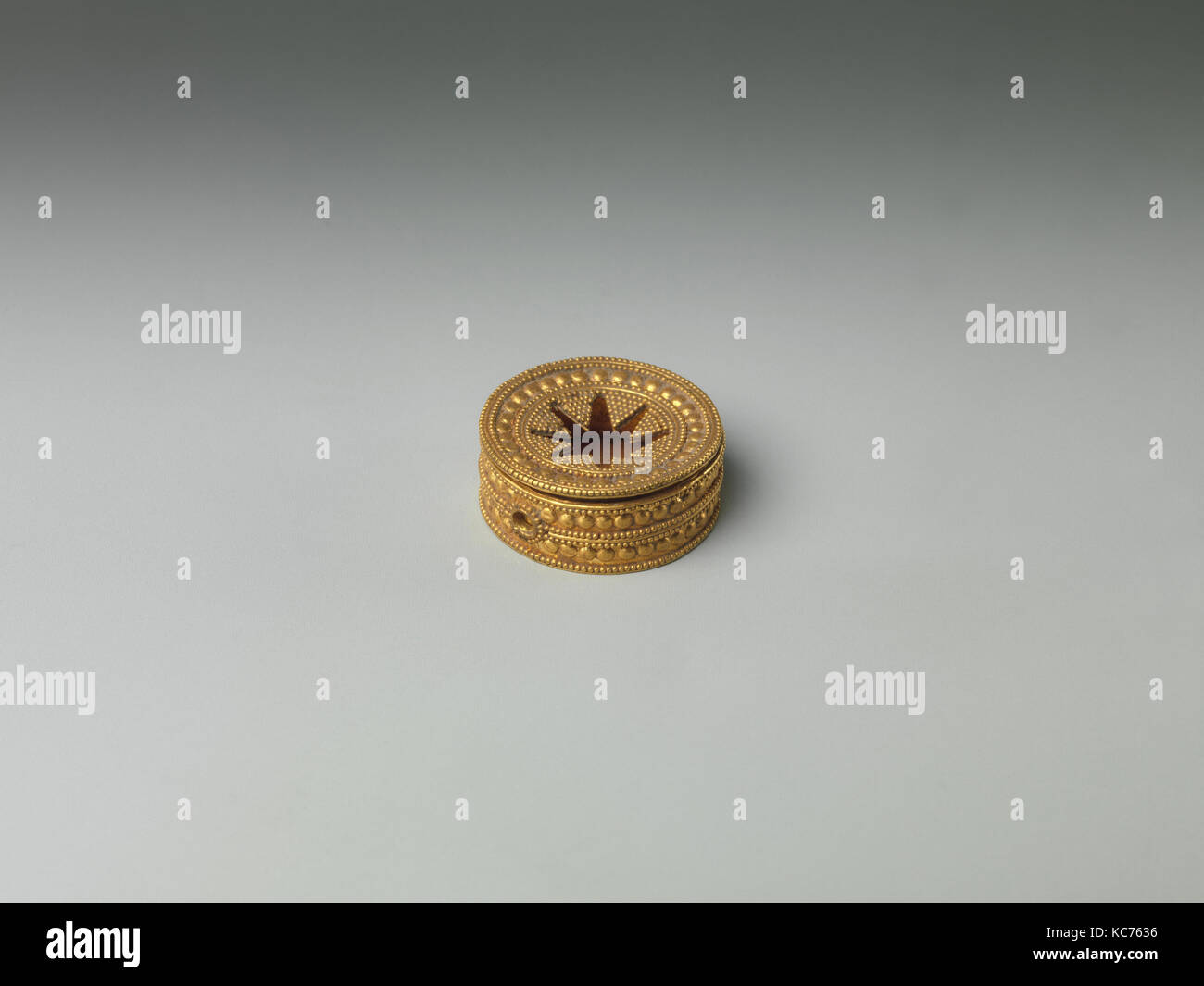 A forma di scatola ornamento con granulazione, 6th-IV secolo A.C. Foto Stock