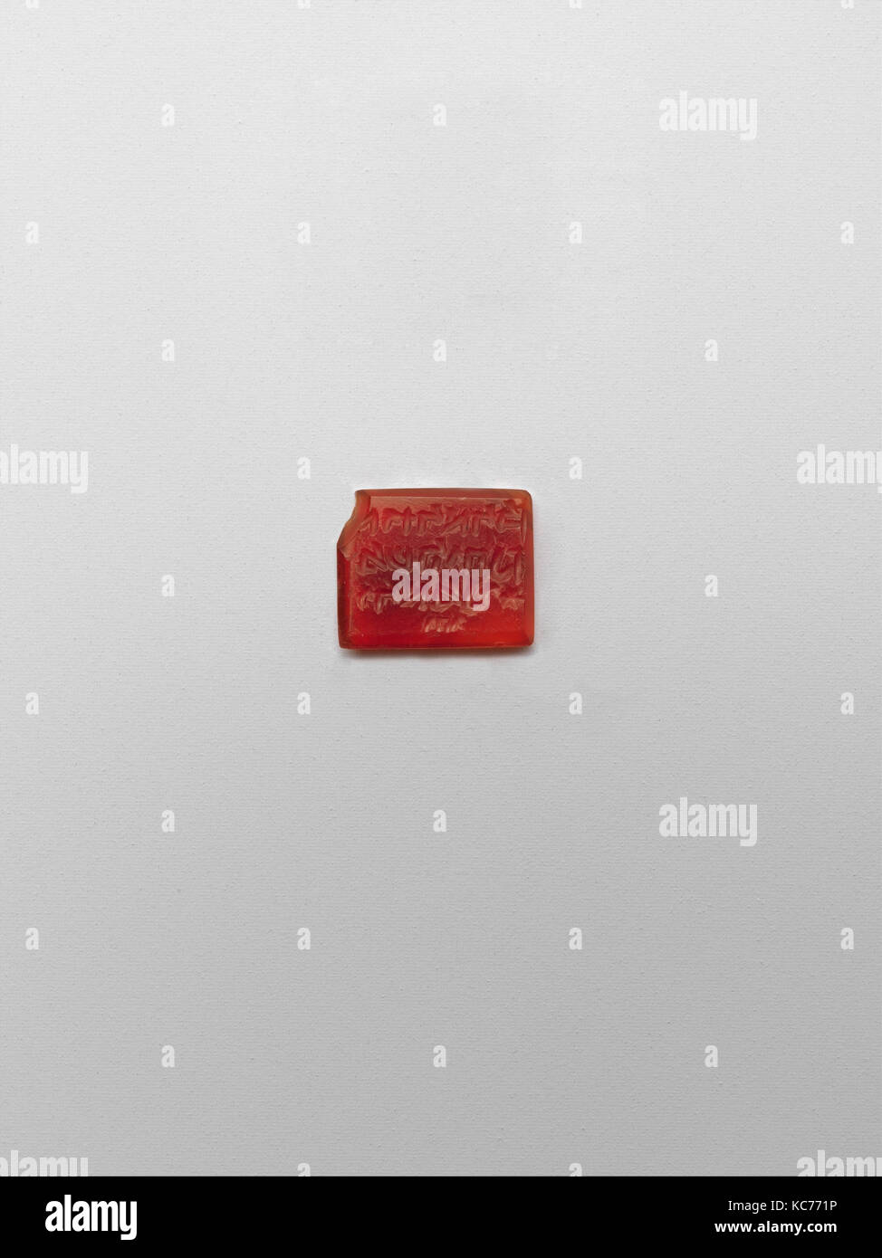 Guarnizione con iscrizione ebraica, 10th-XI secolo, scavato in Iran, Nishapur, corniola; incisi, H. 1/16 in. (0,1 cm), guarnizioni Foto Stock