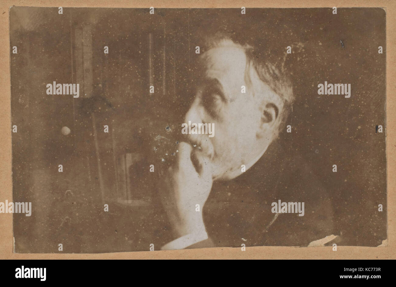 Autoritratto in libreria (mano al mento), Edgar Degas, probabilmente 1895 Foto Stock