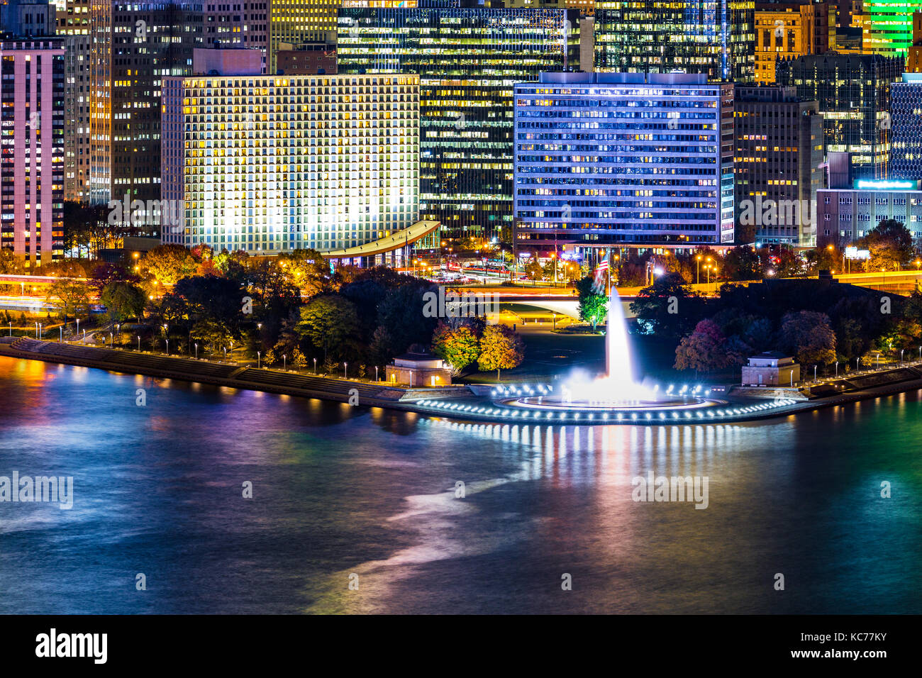 Pittsburgh, Pennsylvania cityscape con la mitica illuminato fontana di acqua punto di riferimento da point state park Foto Stock