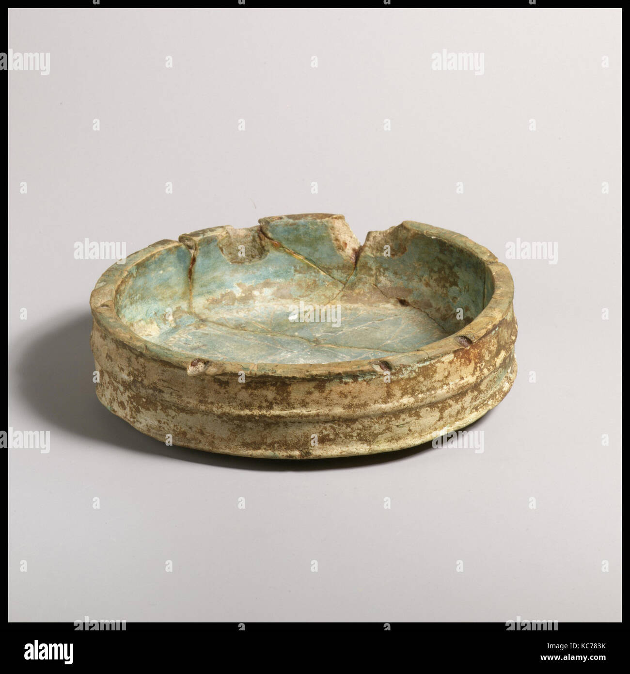 Ciotola, Faience, 2 1/16 x 7 3/8 in. (5,2 × 18,7 cm), Miscellaneous-Faience Foto Stock