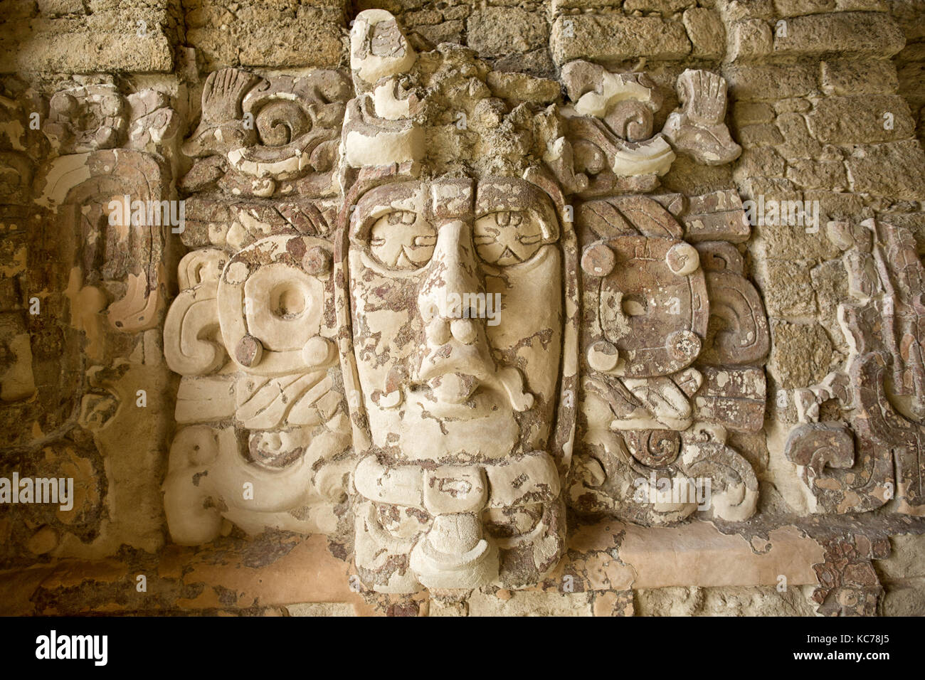 Ben conservato statua nel tempio delle maschere a kohunlich maya sito archeologico di quintana roo mexico Foto Stock