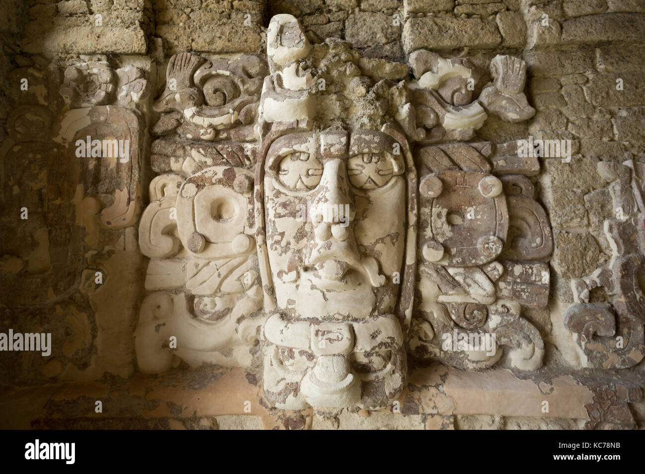 Ben conservato statua nel tempio delle maschere a kohunlich maya sito archeologico di quintana roo mexico Foto Stock