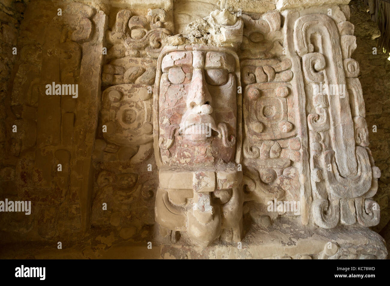Ben conservato statua nel tempio delle maschere a kohunlich maya sito archeologico di quintana roo mexico Foto Stock