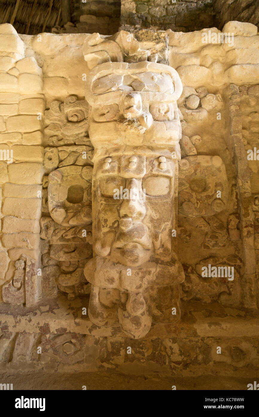 Ben conservato statua nel tempio delle maschere a kohunlich maya sito archeologico di quintana roo mexico Foto Stock