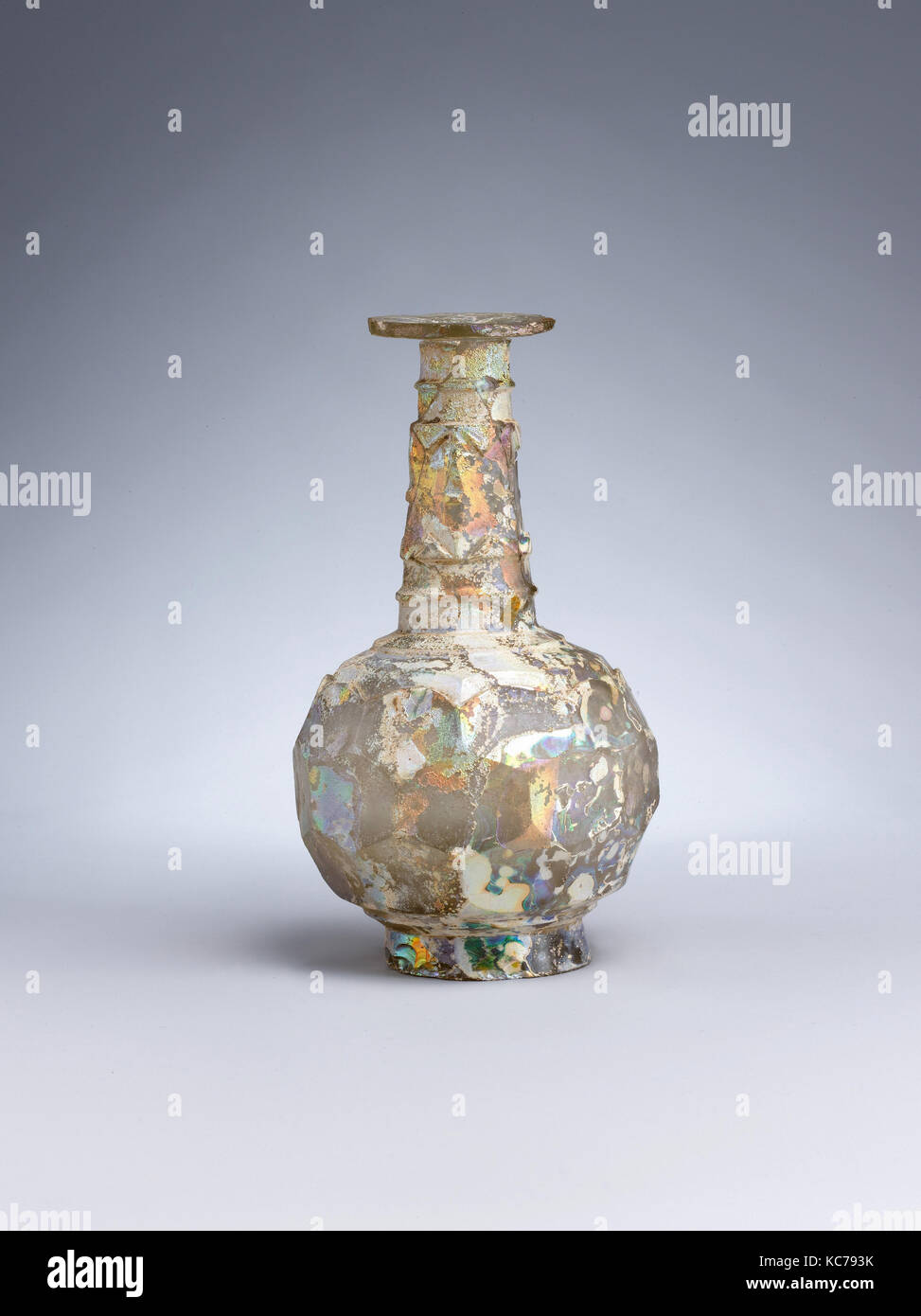 Bottiglia, 9th-decimo secolo, attribuito all'Iran, vetro incolore con tonalità giallastra; bruciato, tagliare, H. 6 1/2 in. (16 .5cm), vetro Foto Stock