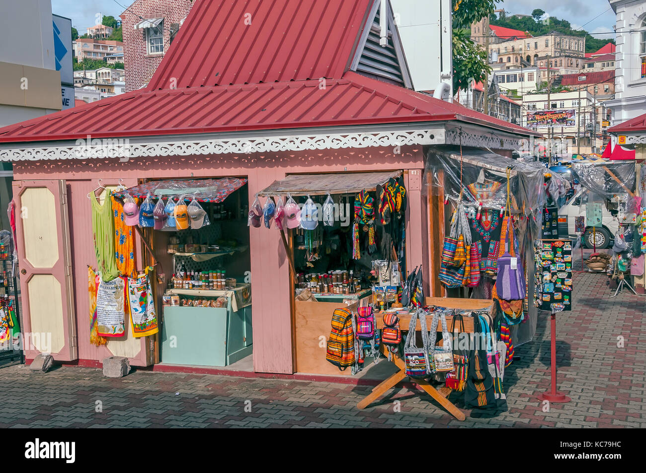 Colorati souvenir shop nelle vicinanze di San Giorgio e la piazza del mercato, Grenada e Grenadine, Foto Stock