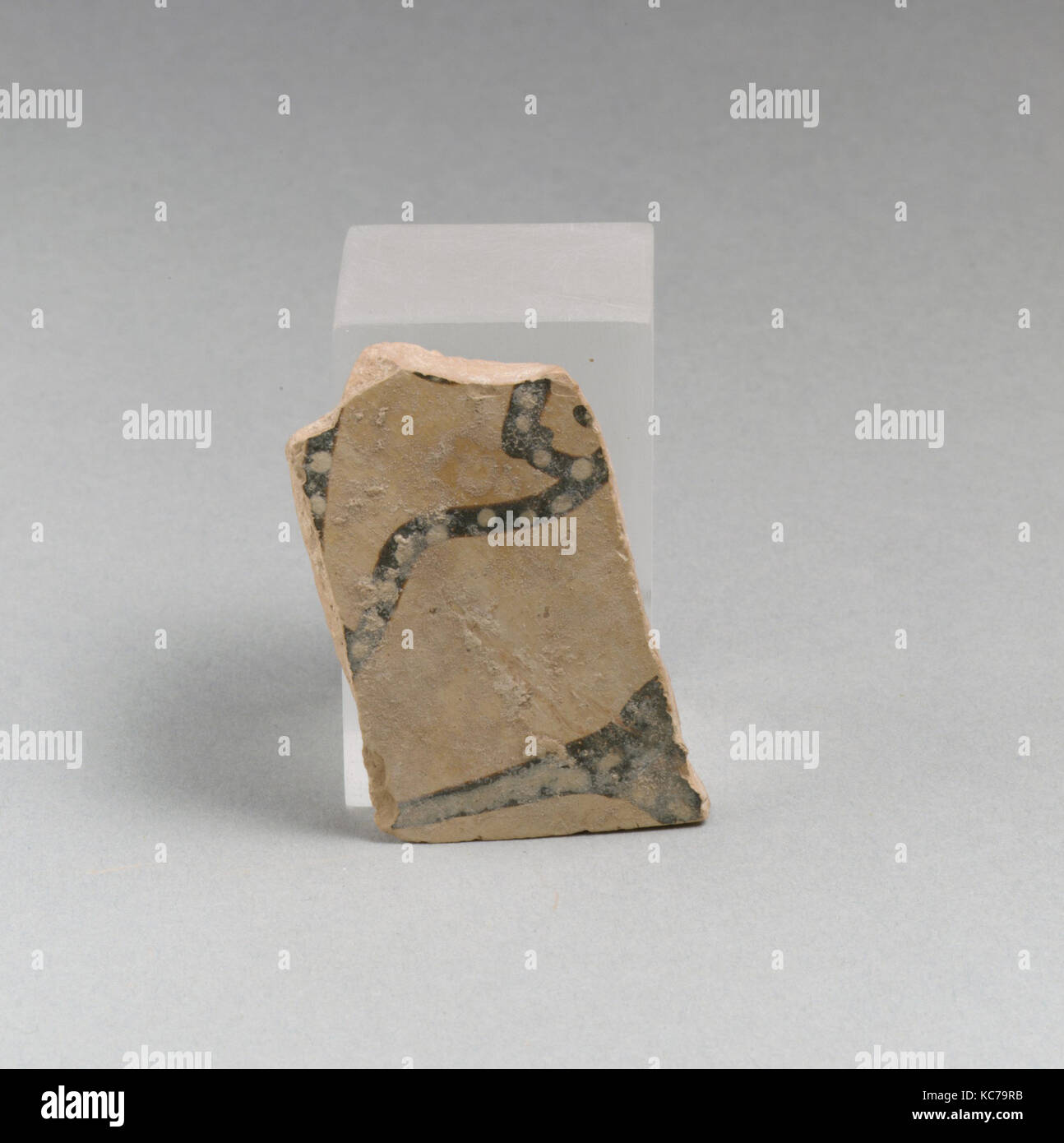 Frammento di vaso, Late Helladic IIIA, ca. 1400-1300 A.C., micenee, terracotta, 1 1/8 × 1 7/8 x 3/16 in. (2,8 × 4,8 × 0,4 cm Foto Stock