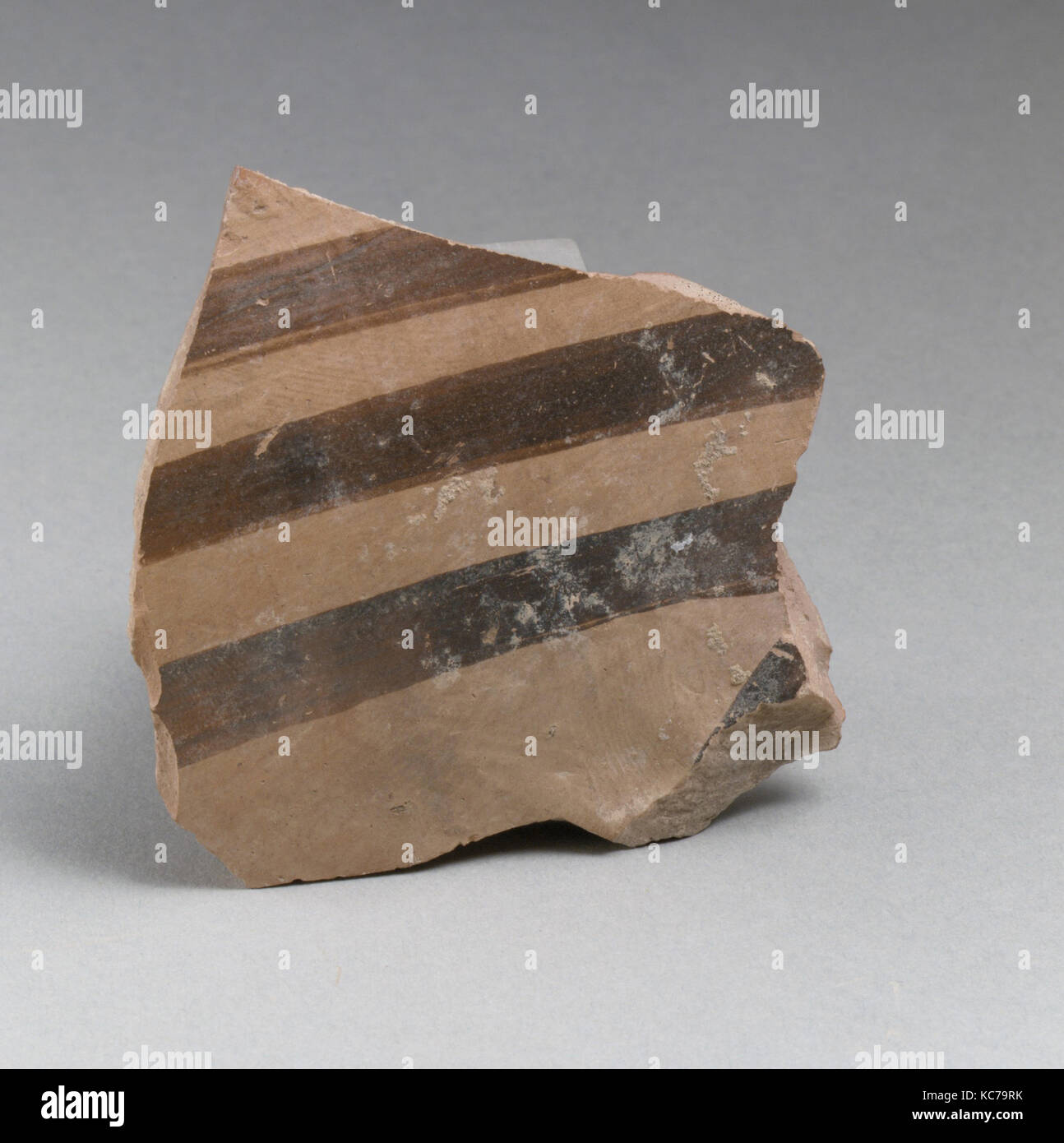 Frammento di vaso, Late Helladic IIIA, ca. 1400-1300 A.C., micenee, terracotta, 3 1/16 × 2 × 3/4 7/16 in. (7,8 × 6,9 × 1,1 cm Foto Stock