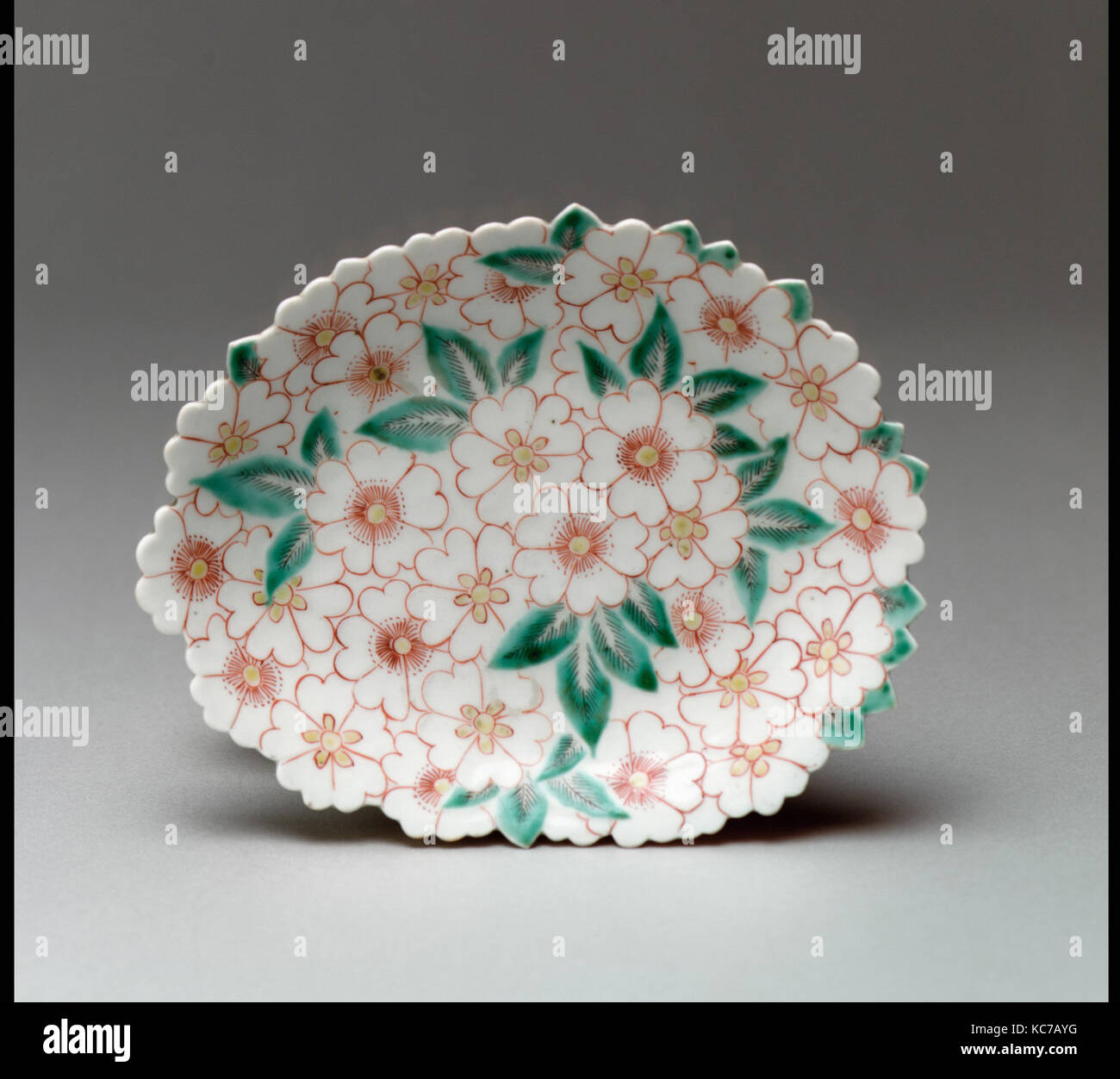 Piatto con fiori di ciliegio, 色絵花形桜文小皿, periodo Edo (1615-1868), metà del XVII secolo, il Giappone, la porcellana con overglaze polychrome Foto Stock