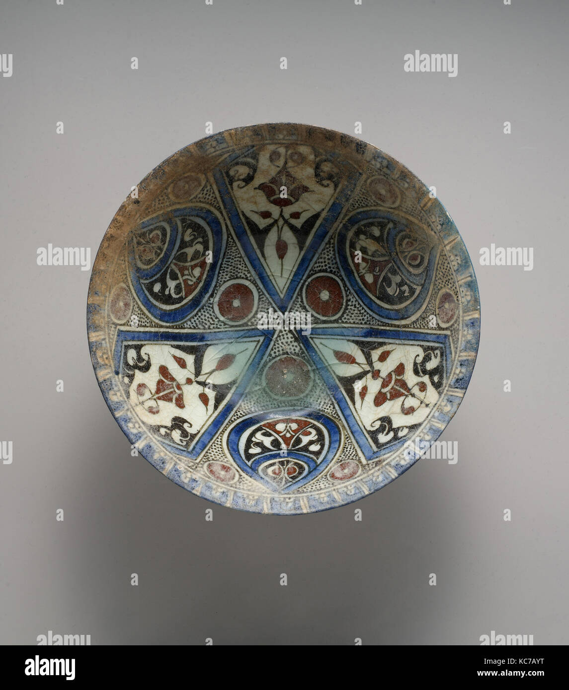 Ciotola, fine 12th-inizio del XIII secolo, in Siria, probabilmente a Damasco, Stonepaste; policromo dipinto in smalto trasparente Foto Stock