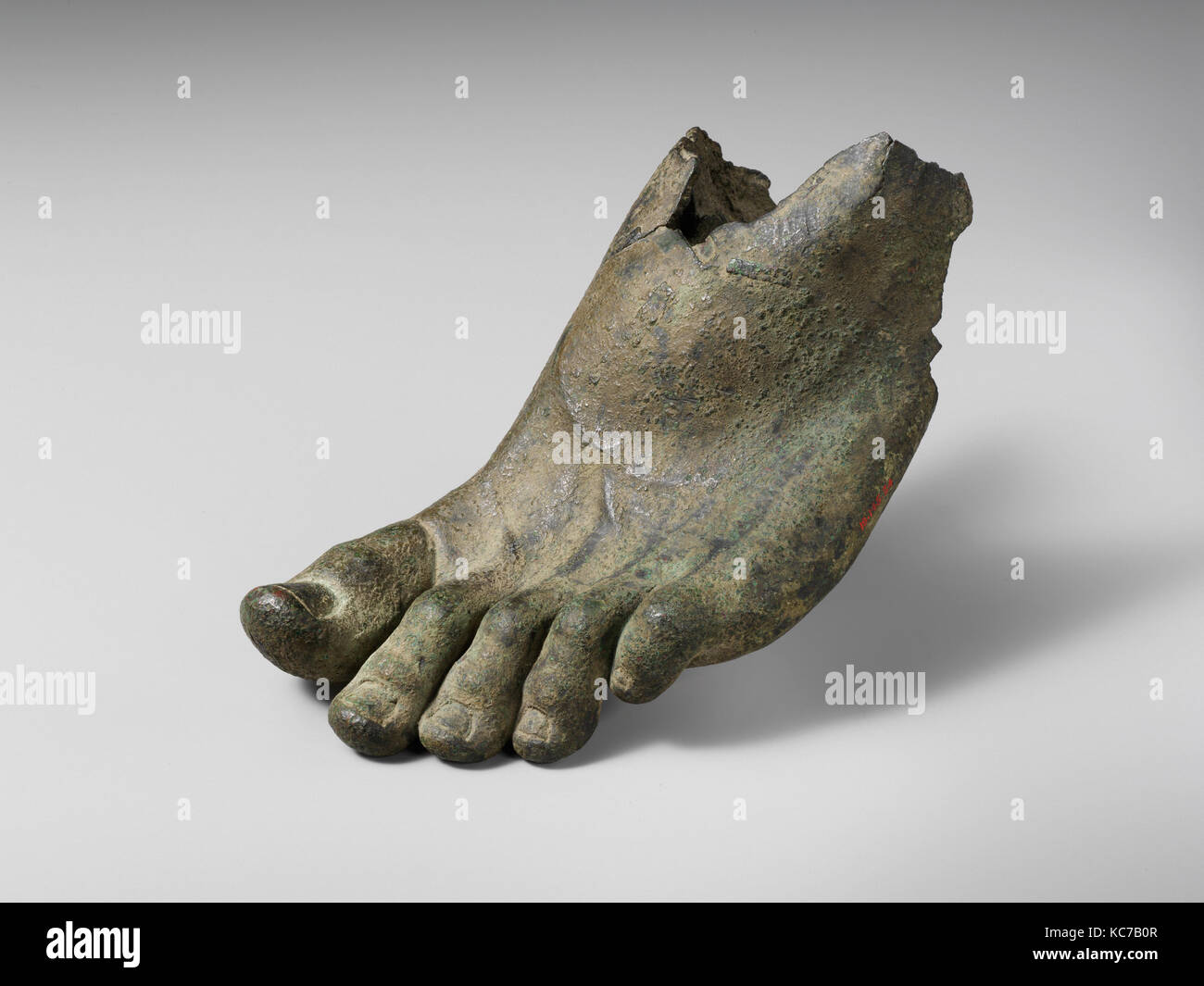 Bronze piede sinistro con tracce di sandalo cinghie, 1° o 2° secolo A.d Foto Stock
