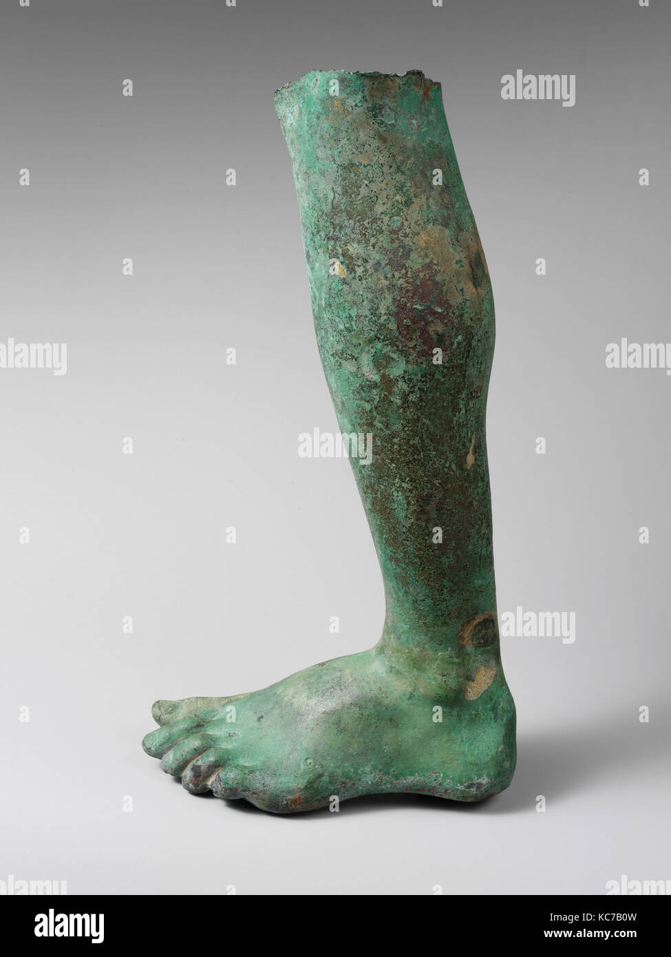 Il bronzo a sinistra la gamba e il piede, Imperiale, 1° o 2° secolo D.C.,  romana, bronzo, H.: 15 11/16 in. (39,9 cm), bronzi, a piedi e a sinistra  Foto stock - Alamy