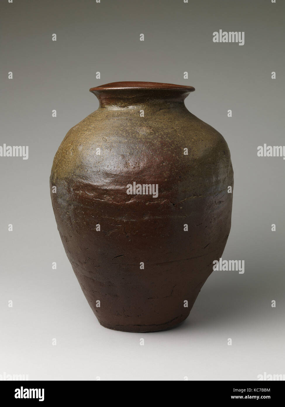 Storage Jar, periodo Muromachi (1392-1573), XIV-XV secolo, Giappone, grès naturale con smalto di cenere (Tanba ware), H. 16 7/8 Foto Stock