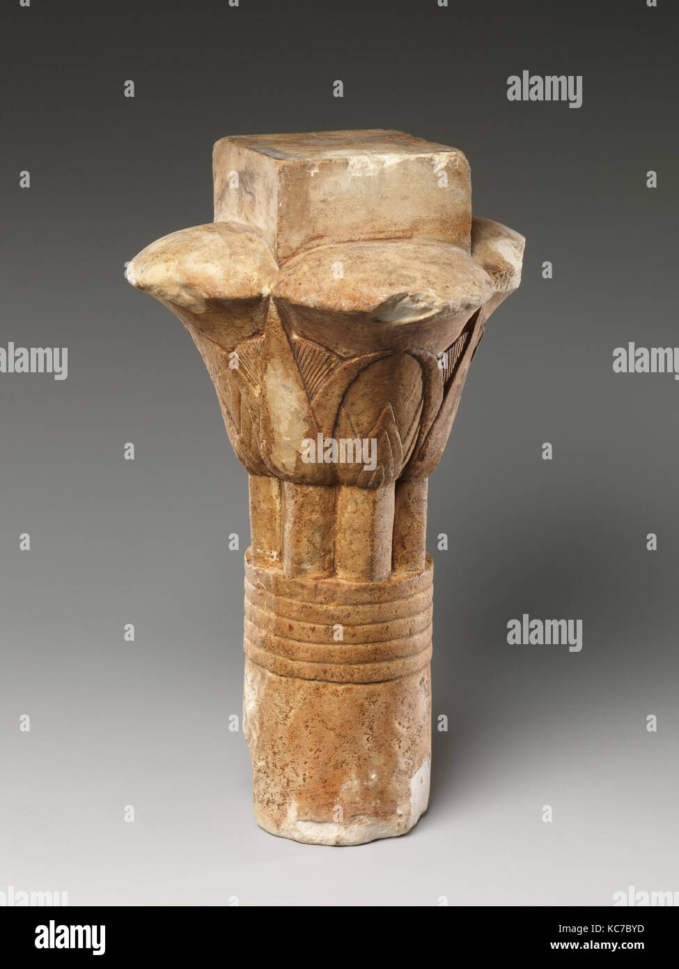 Modello a palmette quatrefoil capitale, periodo tardo-periodo tolemaico, 400-30 A.C., dall'Egitto, calcare, H. 23,9 cm (9 7/16 in.); W Foto Stock
