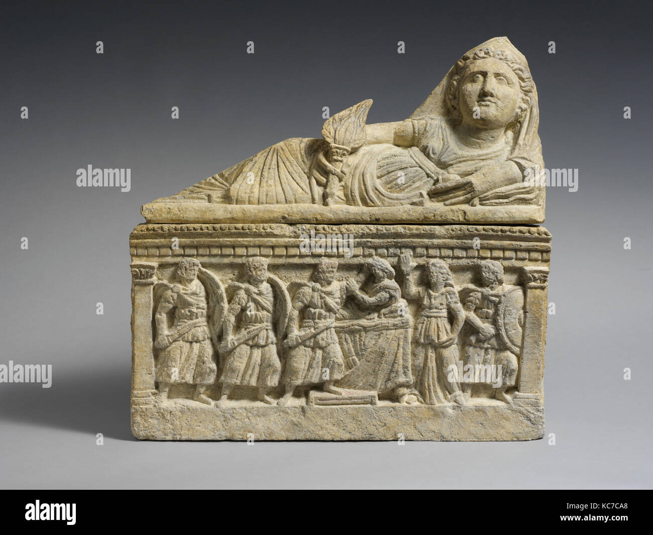 Il travertino urna cineraria, ellenistica, il II secolo A.C., etrusca, travertino, complessivo: 22 9/16 x 5 1/8a. (57,3 x 13cm), pietra Foto Stock