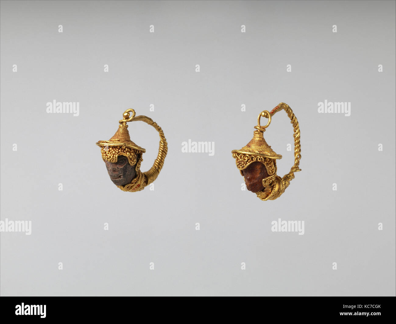 Oro e ambra orecchini con la testa di un nero la gioventù, ca. 200-100 A.C. Foto Stock