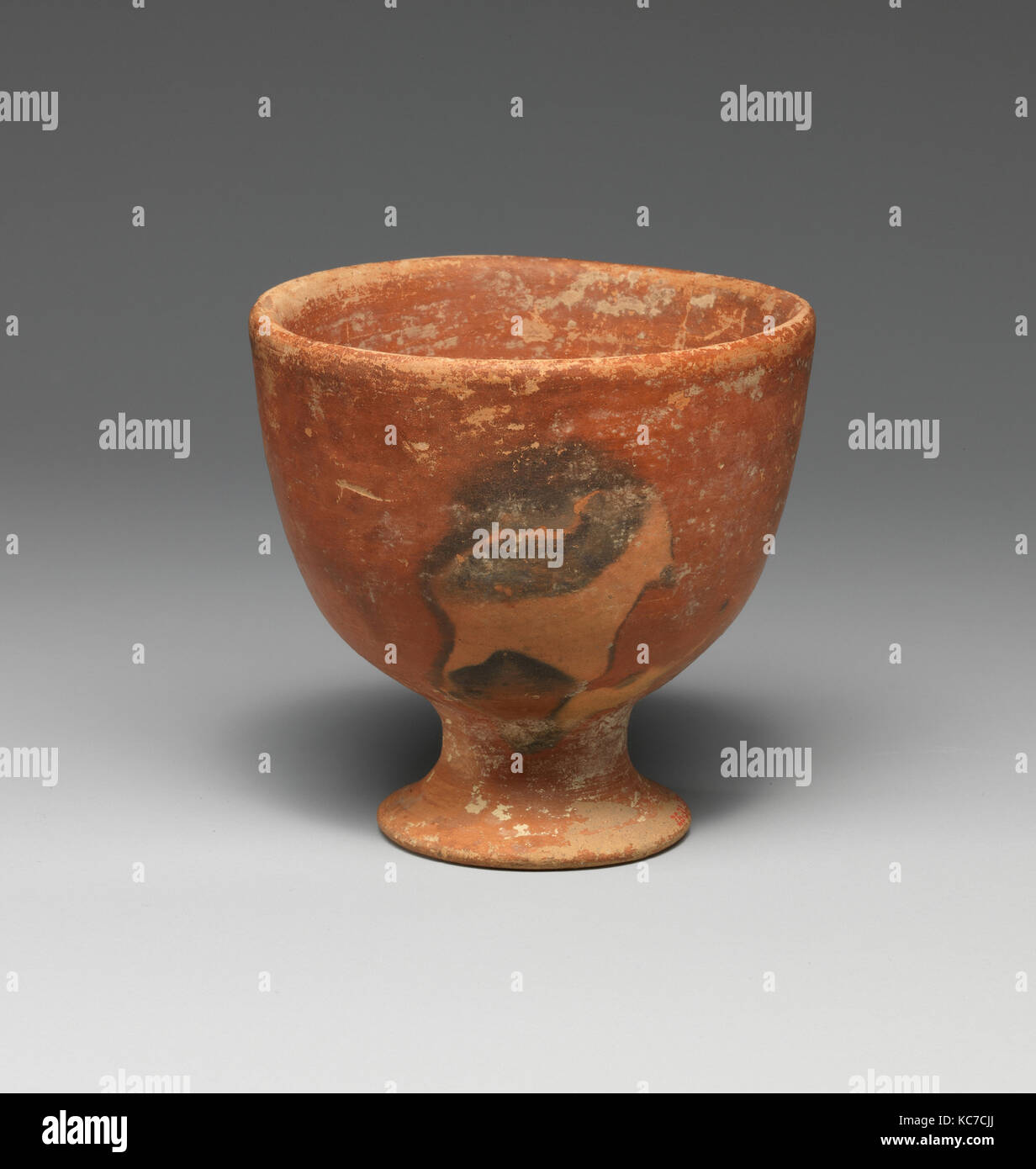 La terracotta footed cup, Early Minoan II, ca. 2600-2200 A.C., Minoan, terracotta, H. 3 11/16 in. (9,4 cm), vasi, chiazzato e rosso Foto Stock