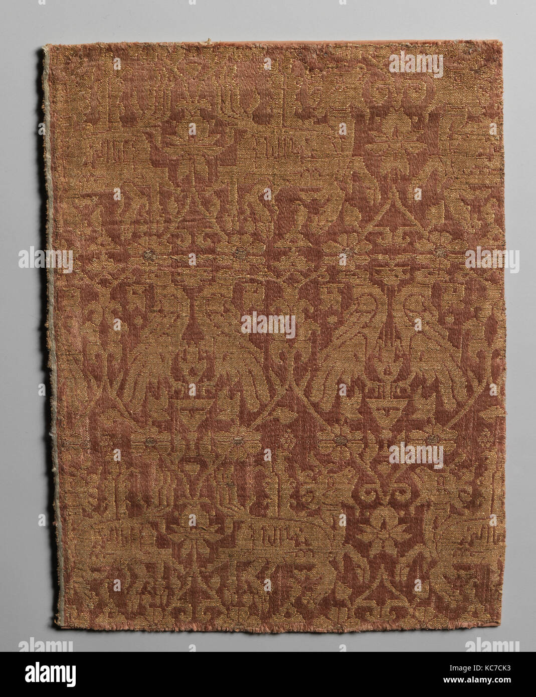 Tessile, XIV-XV secolo, Spagnolo, satinata e ad armatura a tela, seta, dorate pergamena e membrana dorato sulla biancheria, W: 9 1/2' H: 13 1/4 Foto Stock