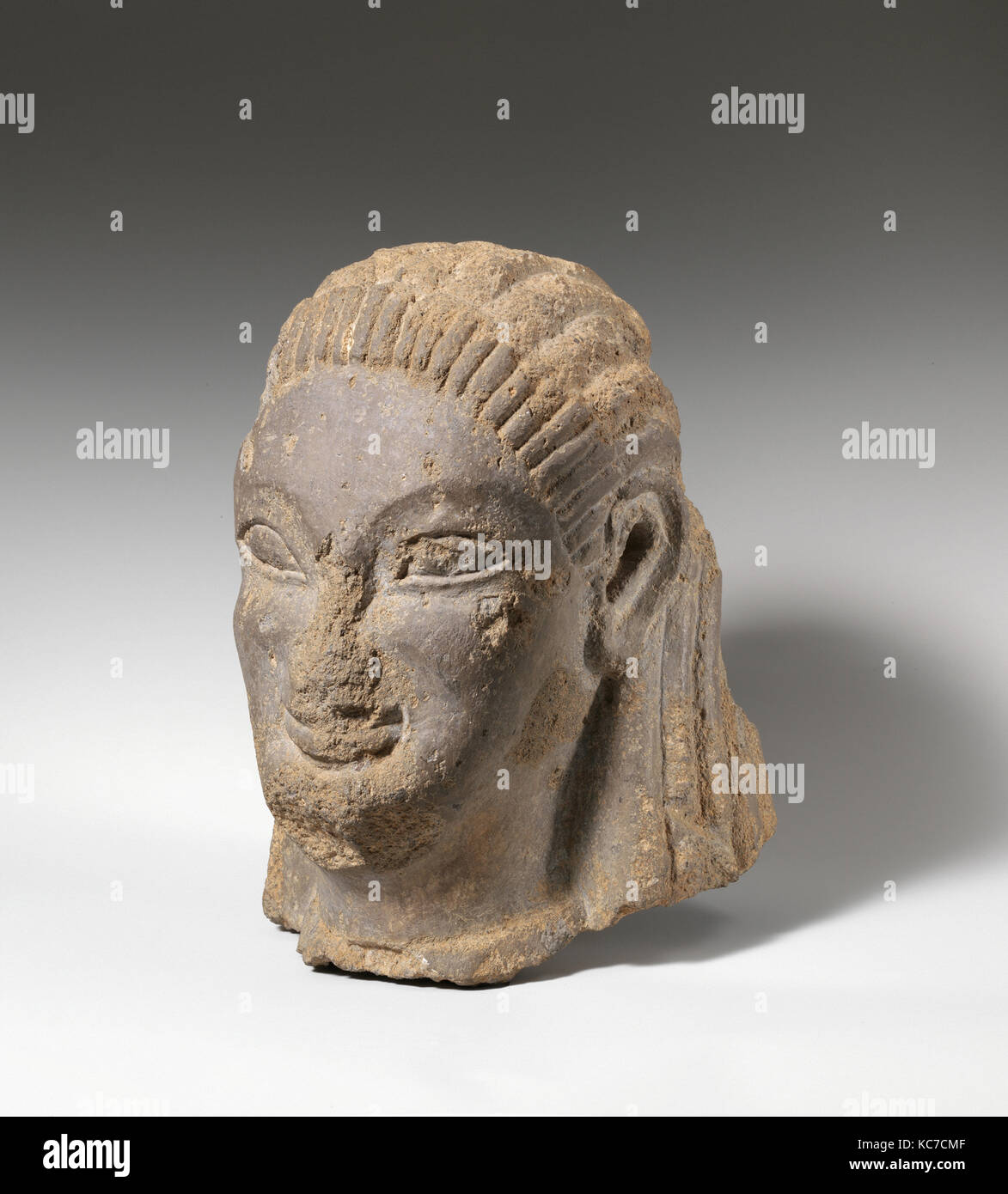 Testa di tufo di sphinx o sirena, arcaica, ca. 550-525 A.C., etrusca,  probabilmente Vulcian, tufo, H.: 9. (22,9 cm), scultura in pietra Foto  stock - Alamy
