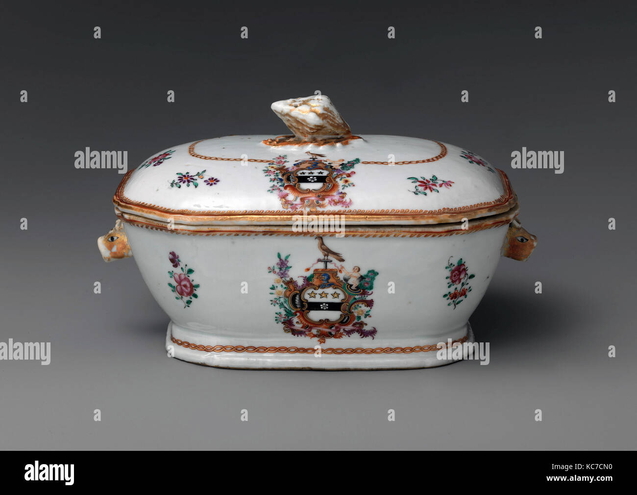 Coperto Terrina di salsa, 1785-90, realizzati in Cina, cinese per il mercato americano, porcellana, 4 3/8 x 6 3/4 in. (11,1 x 17,1 cm Foto Stock