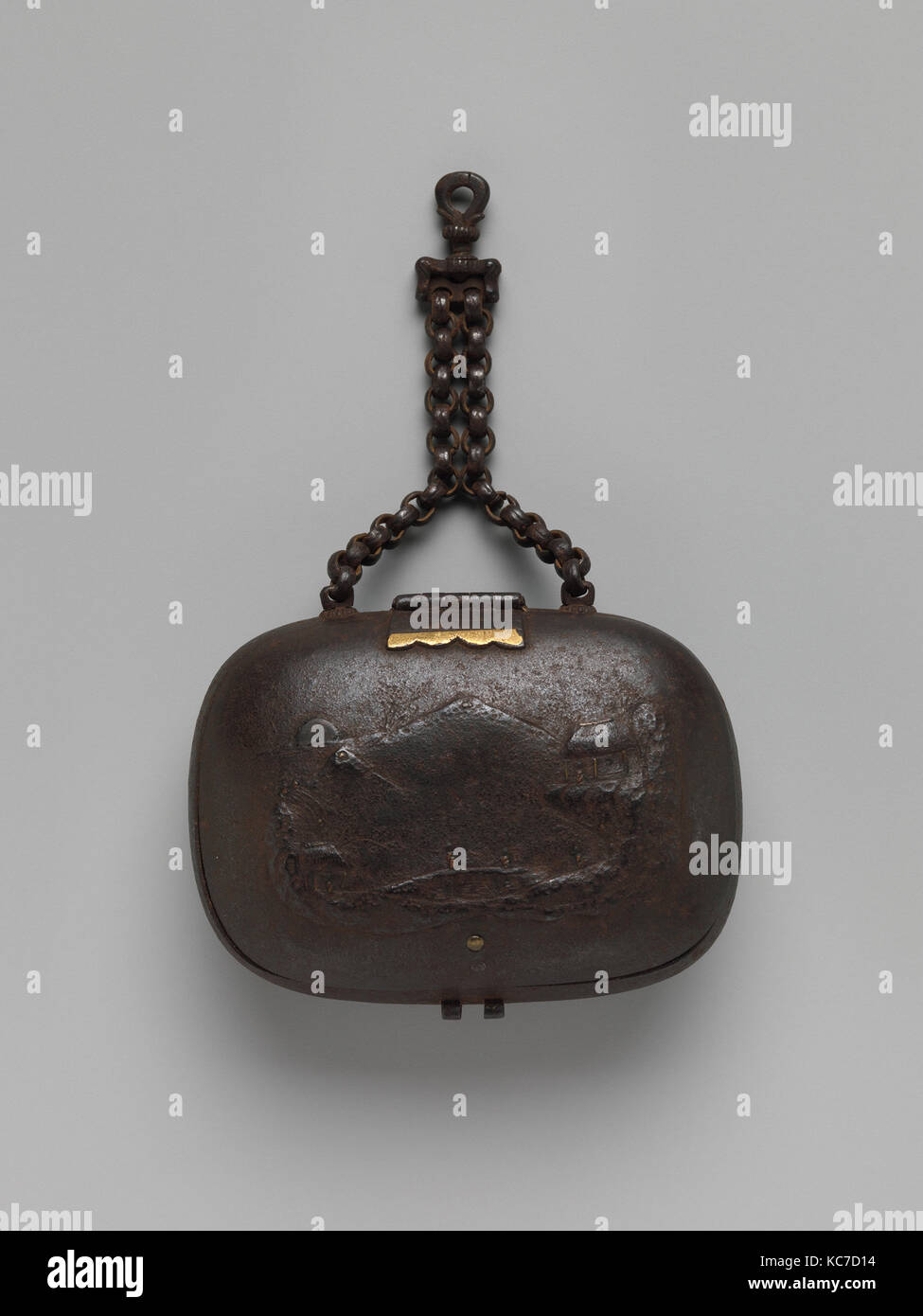 Custodia di tabacco, XVIII secolo, Giappone, ferro, H. 2 3/8 in. (6 cm); W. 3 1/4 in. (8.3 cm), buste di tabacco Foto Stock