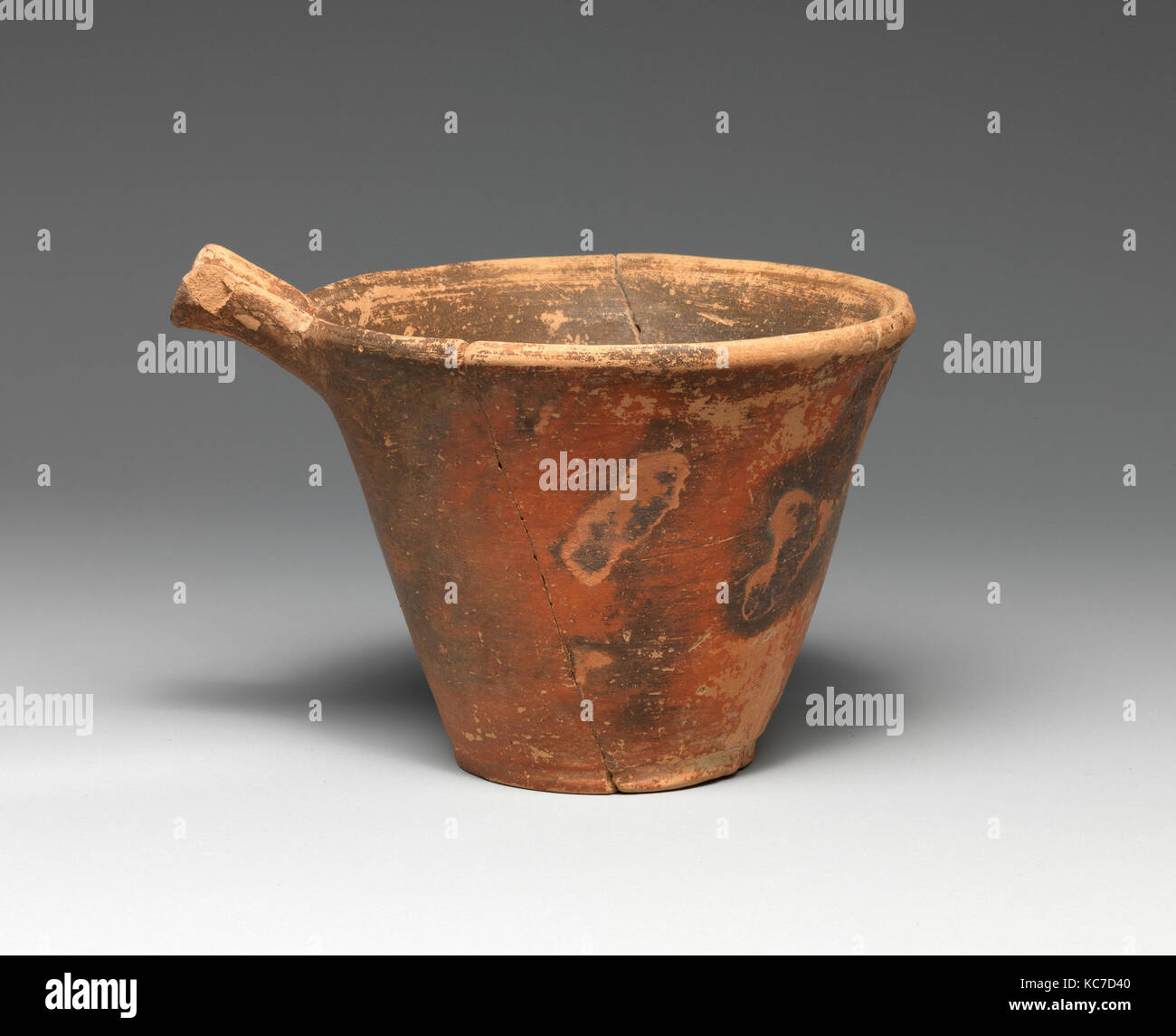 Sgorga in terracotta cup, Early Minoan II, ca. 2600-2200 A.C., Minoan, terracotta, H. 4 3/8 in. (11,1 cm), vasi, chiazzato e rosso Foto Stock