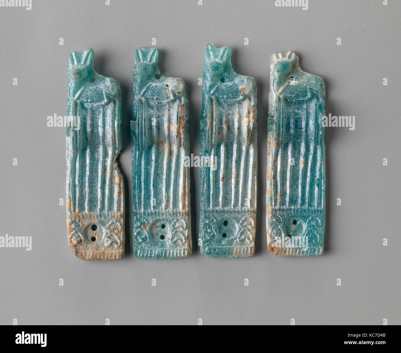 Ornamenti di vetro con recumbent cervi, ca. 1370-1200 A.C. Foto Stock
