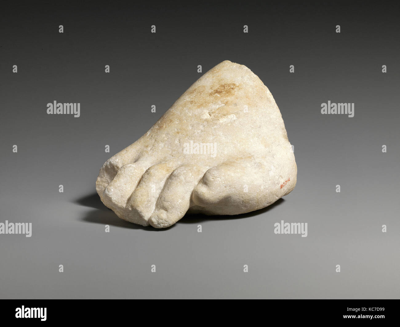 Parte del piede sinistro di una colossale statua in marmo, 3rd-II secolo A.C. Foto Stock