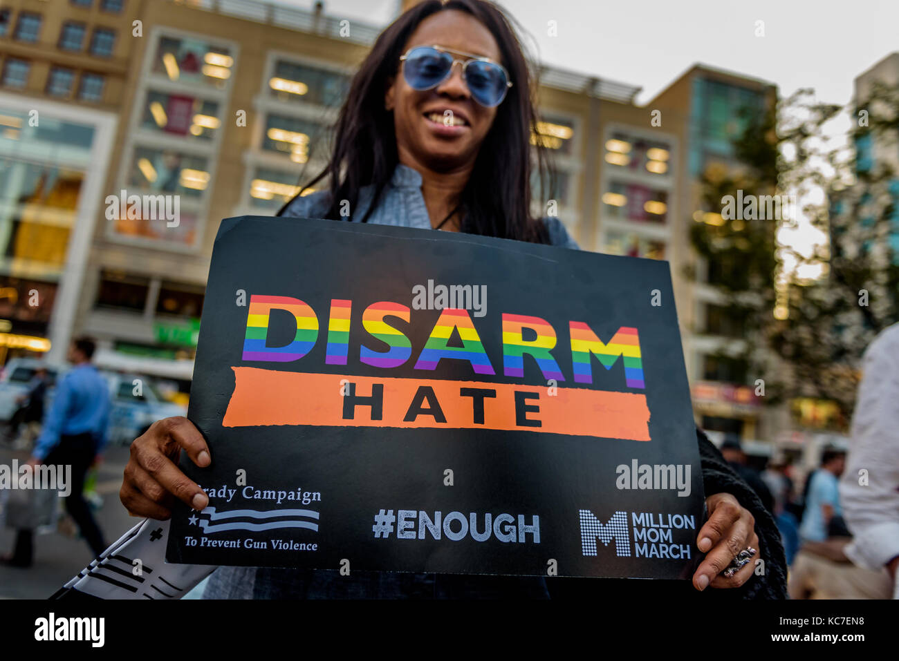 New York, Stati Uniti. 02 ottobre 2017. Gays Against Guns ha organizzato un rally e marcia da Union Square Park a Times Square il 2 ottobre 2017; in risposta a? il?the? Las Las Vegas ?massacro, centinaia di persone che hanno marciato alzando la voce per dichiarare che la violenza sulle armi è un'epidemia, la violenza sulle armi è una crisi di salute pubblica, la violenza sulle armi è curabile e non è accettabile che gli americani vengano macellati a causa della violenza sulle armi. Credit: Erik McGregor/Pacific Press/Alamy Live News Foto Stock