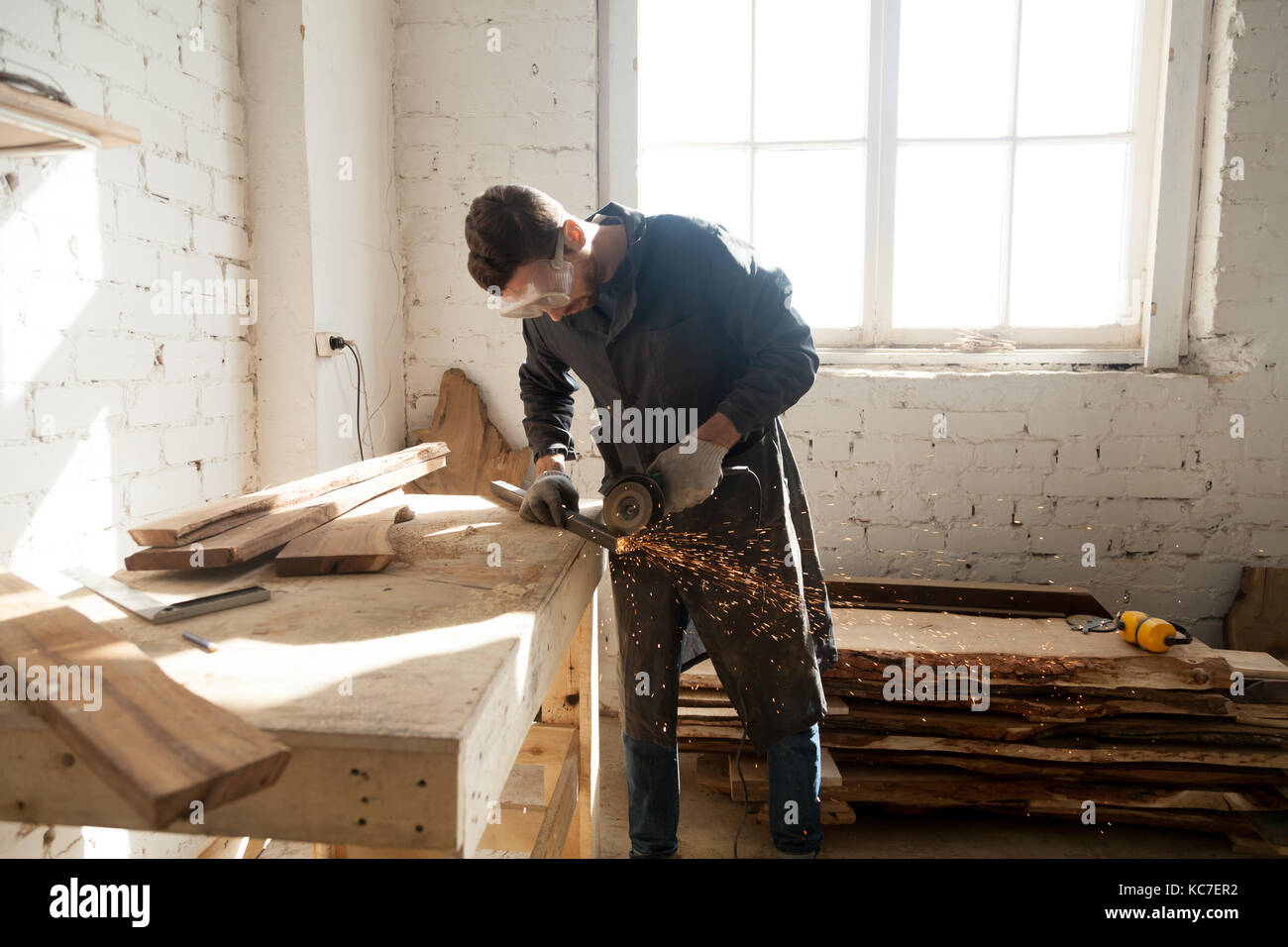 Uomo a partire proprio small business in officina di casa Foto Stock