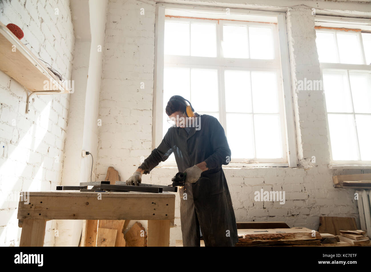 Carpenter lavora in custom fabbricazione di mobili Foto Stock