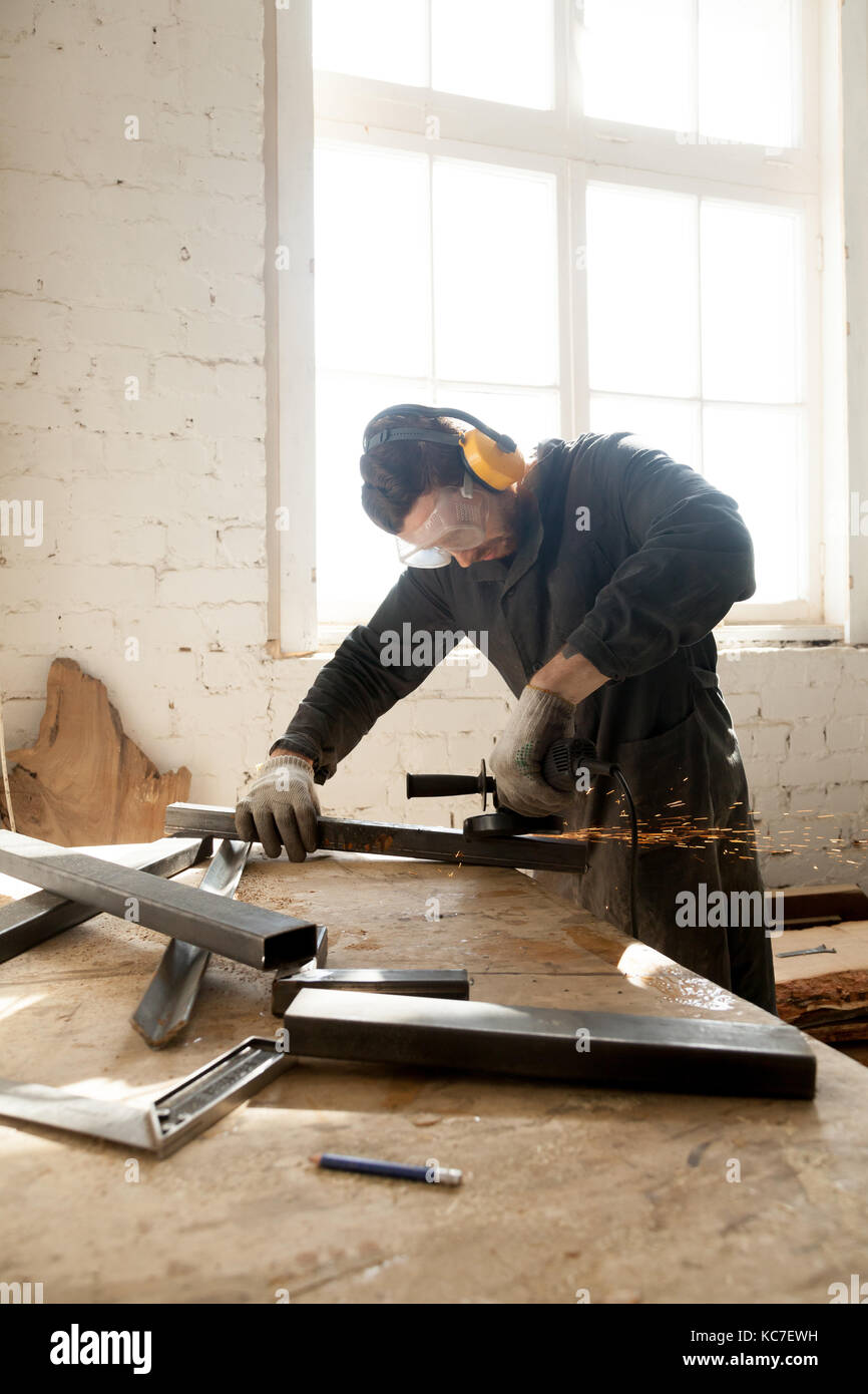 Artigiano che fa il suo nuovo progetto in officina Foto Stock
