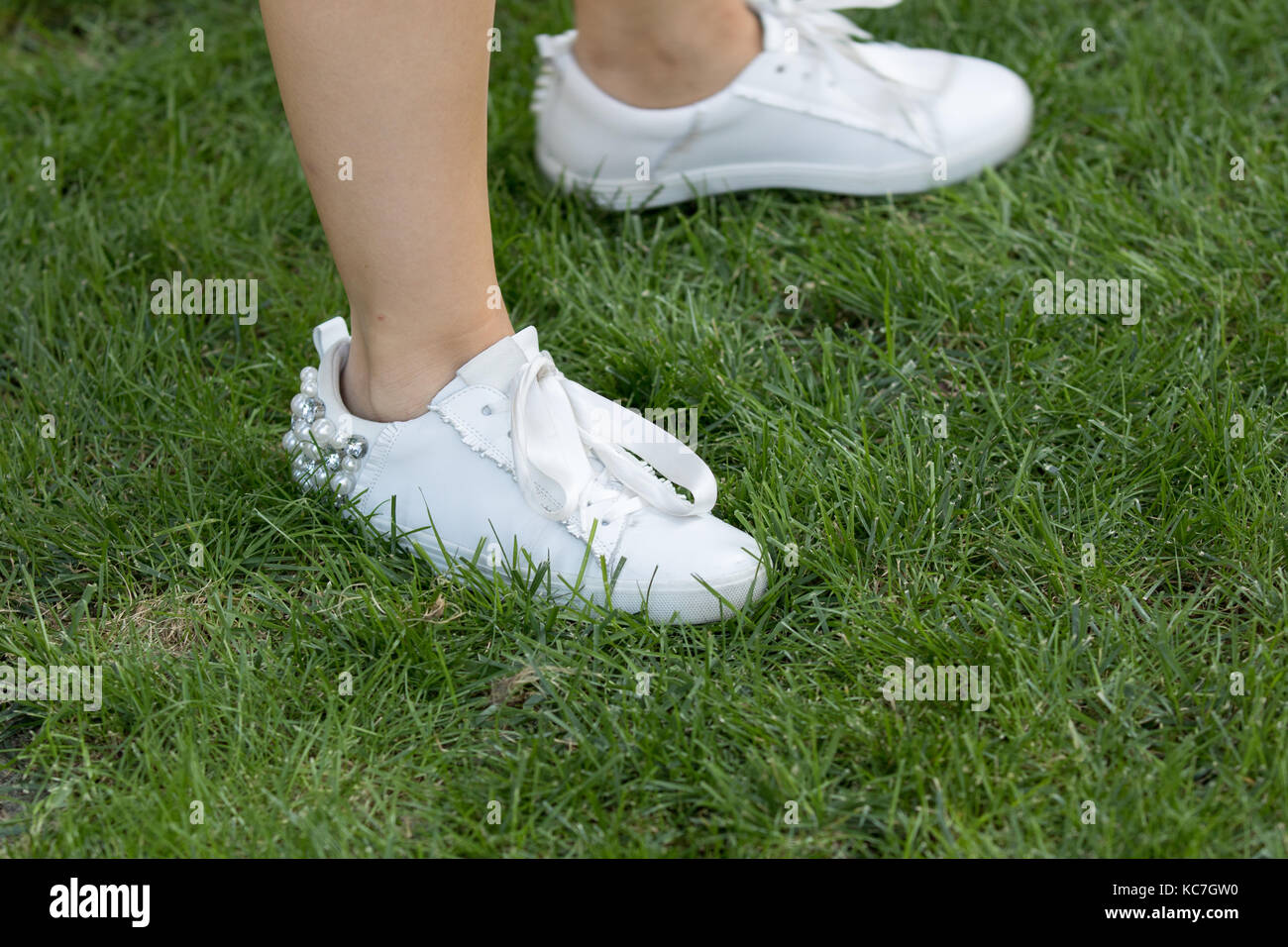 Milano, Italia - 22 settembre 2017: modello indossando un paio di bianco elegante  scarpe sportive decorate con perle durante la sfilata di Armani,  fotografato su Foto stock - Alamy