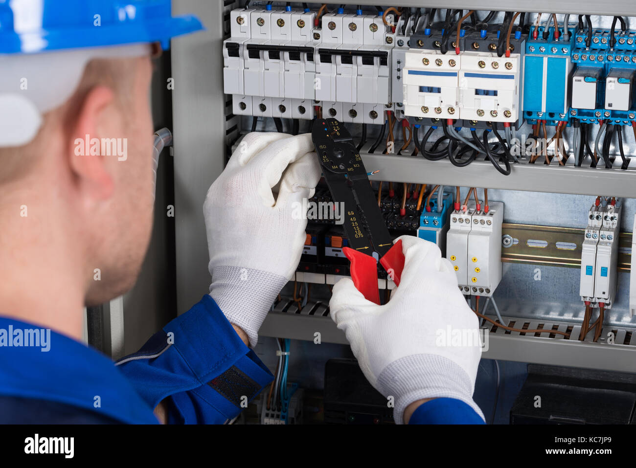 Close-up foto di elettricista maschio riparazione scatola fusibili Foto Stock