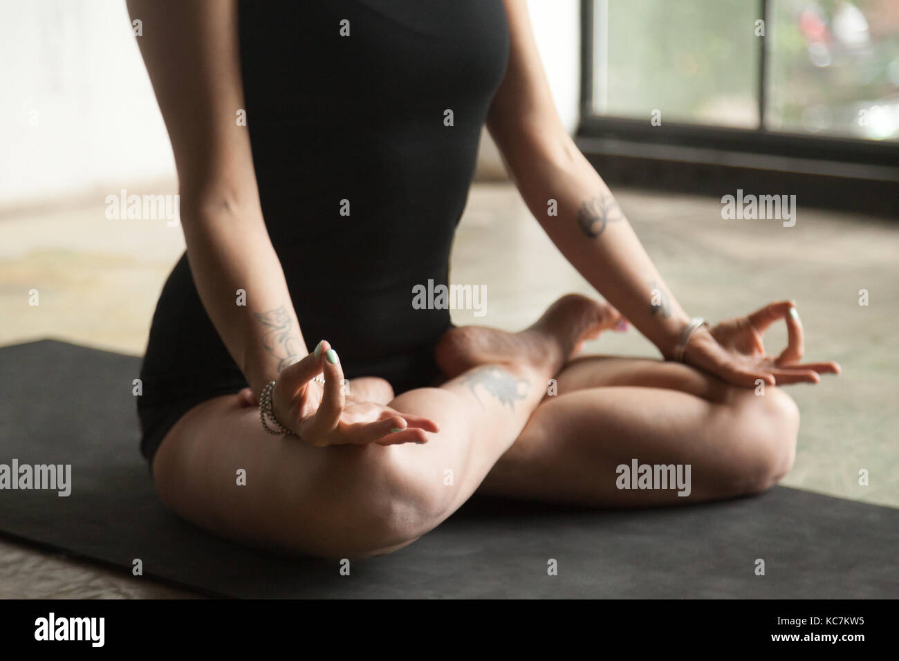 Donna in lotus pongono closeup, studio sfondo mat Foto Stock