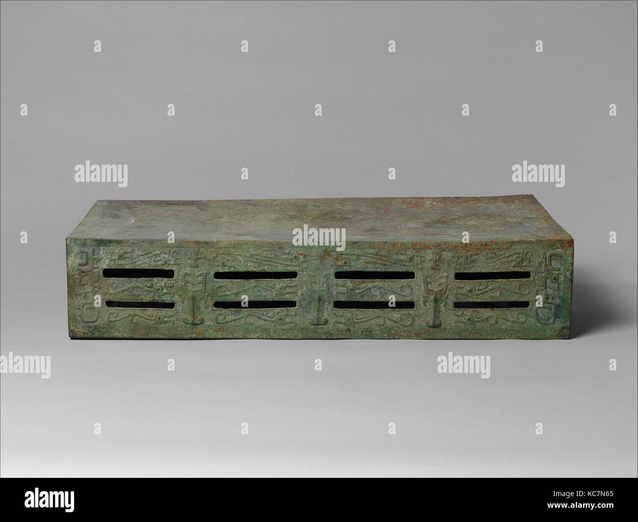 Altare rituale tabella (jin), 青銅禁, Western dinastia Zhou (1046-771 a.C.), fine XI secolo A.C., Cina, bronzo, H. 7 1/8 in. (18.1 Foto Stock