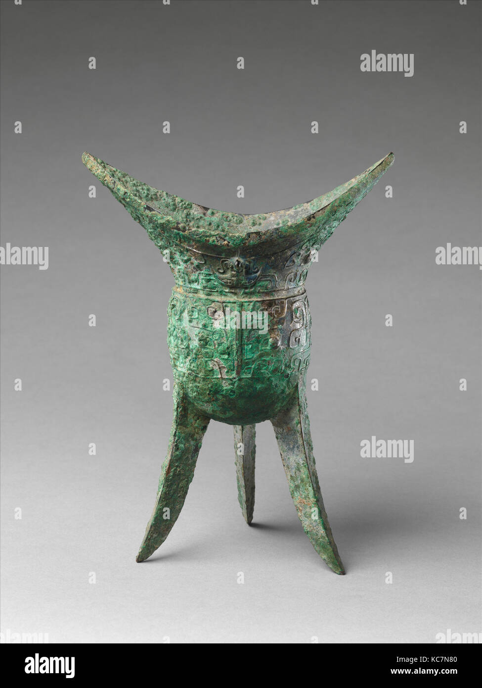青銅角, rituale recipiente di vino (Jiao), fine XI secolo A.C. Foto Stock
