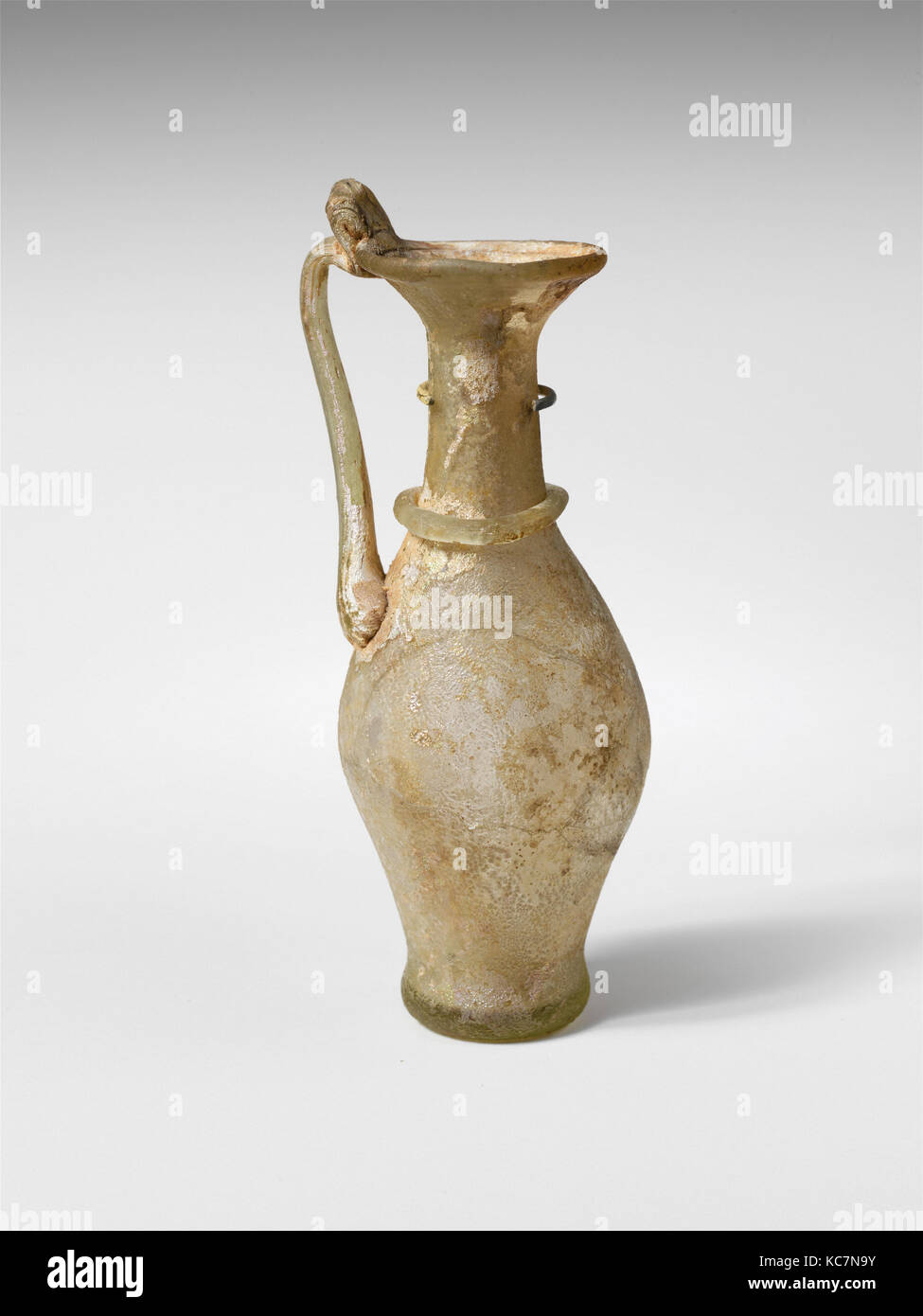 Caraffa di vetro, tardo imperiale, del IV secolo D.C., romana, vetro soffiato e trainate, H.: 4 a. (10,2 cm), vetro, piccola brocca. Incolore Foto Stock