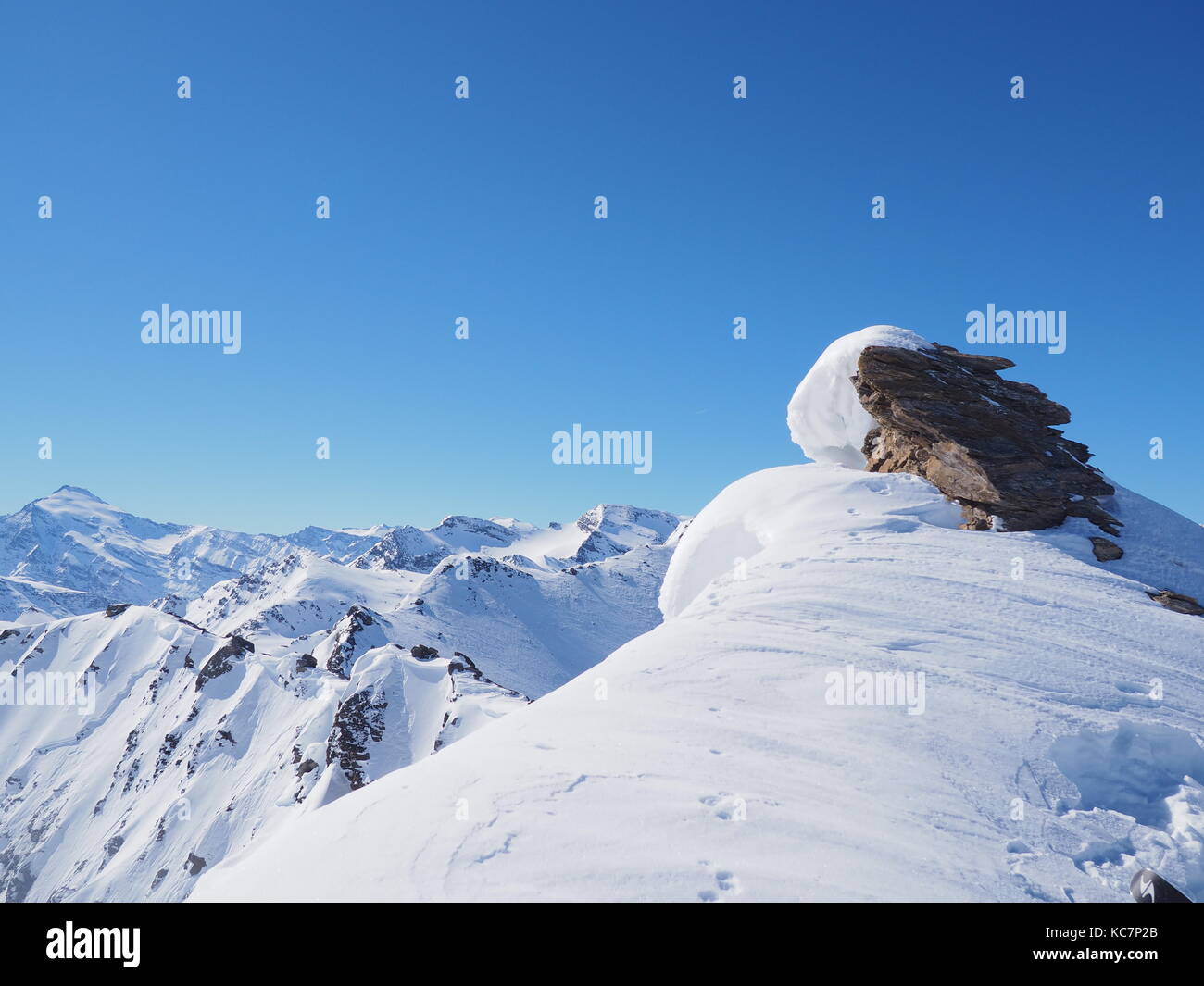 Montagne sopra cugnai sollevare, guardando verso il Col de la calabordane, Val-d'isere, Espace Killy, Francia Foto Stock