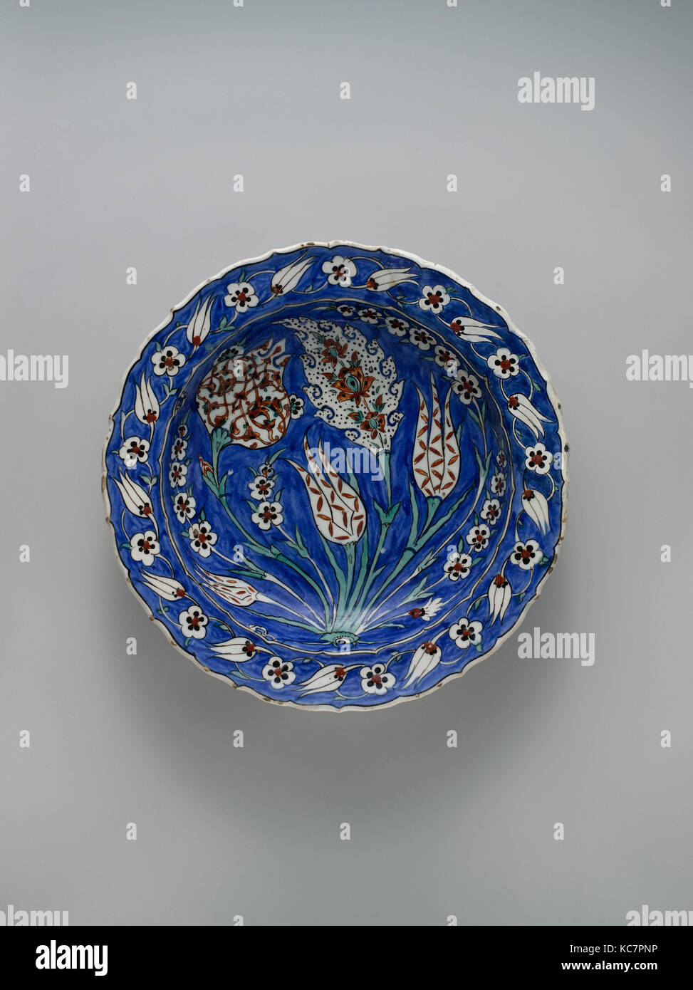 Blu-terreno piatto con disegno floreale, ca. 1560, compiuto in Turchia, Iznik, Stonepaste; policromo dipinto in smalto trasparente, H Foto Stock