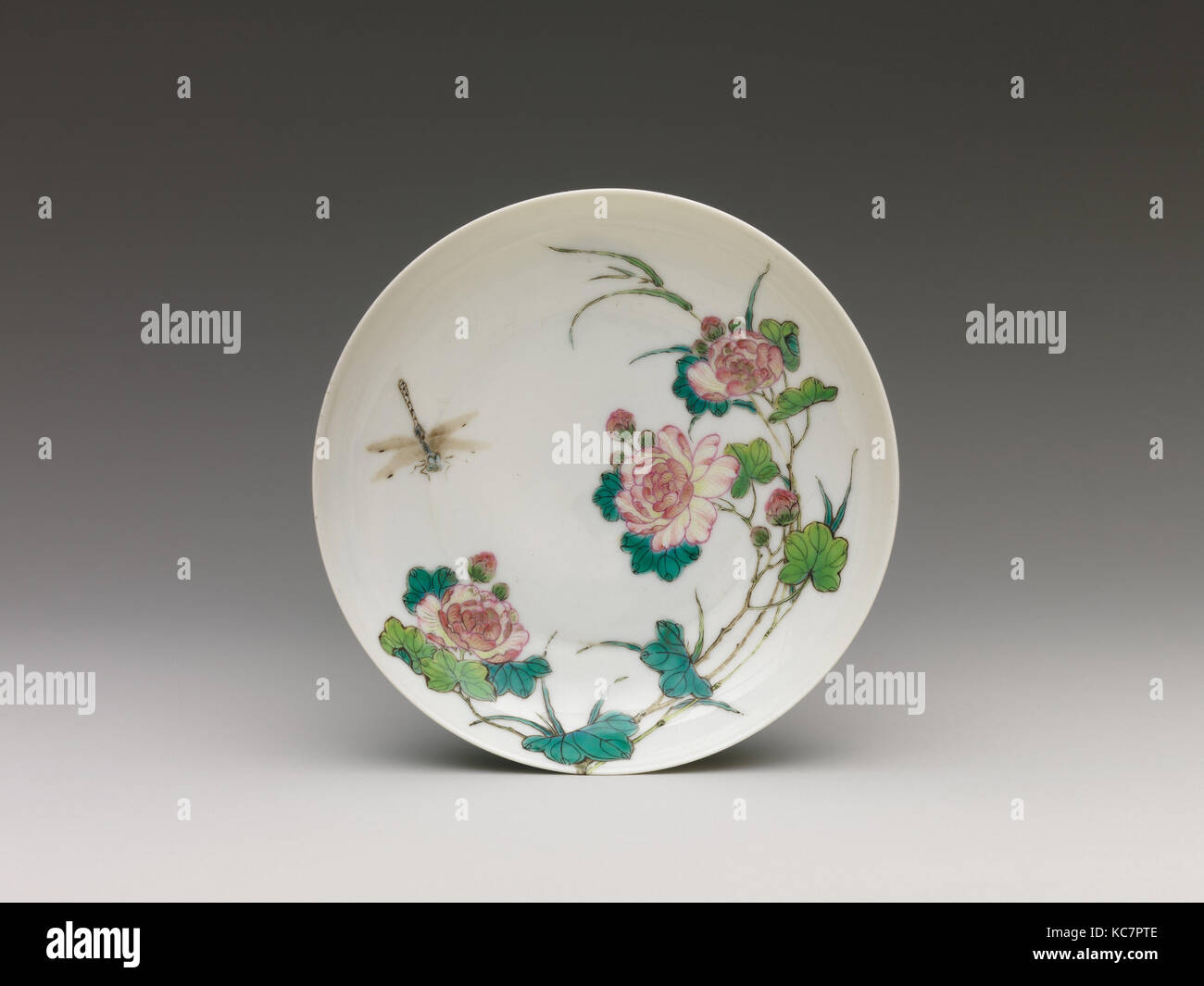 Piatto con peonie e libellula, dinastia Qing (1644-1911), Qianlong mark e il periodo (1736-95), XVIII secolo, Cina, porcellana Foto Stock