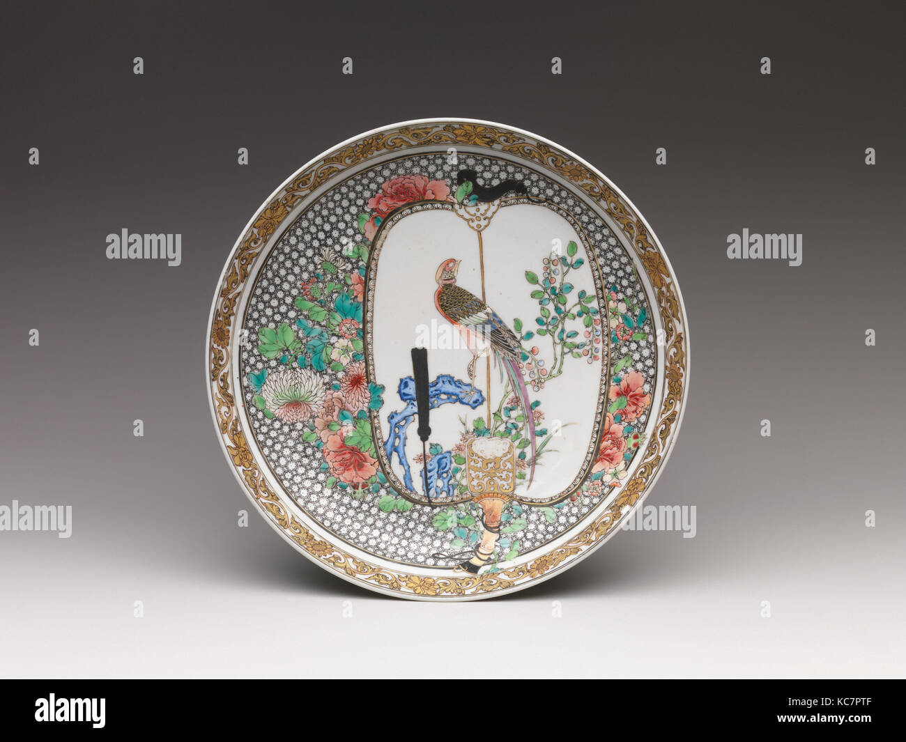 Piatto con uccelli e fiori sulla ventola, dinastia Qing (1644-1911), ca. 1730-50, Cina, porcellana dipinta in overglaze famille rose Foto Stock