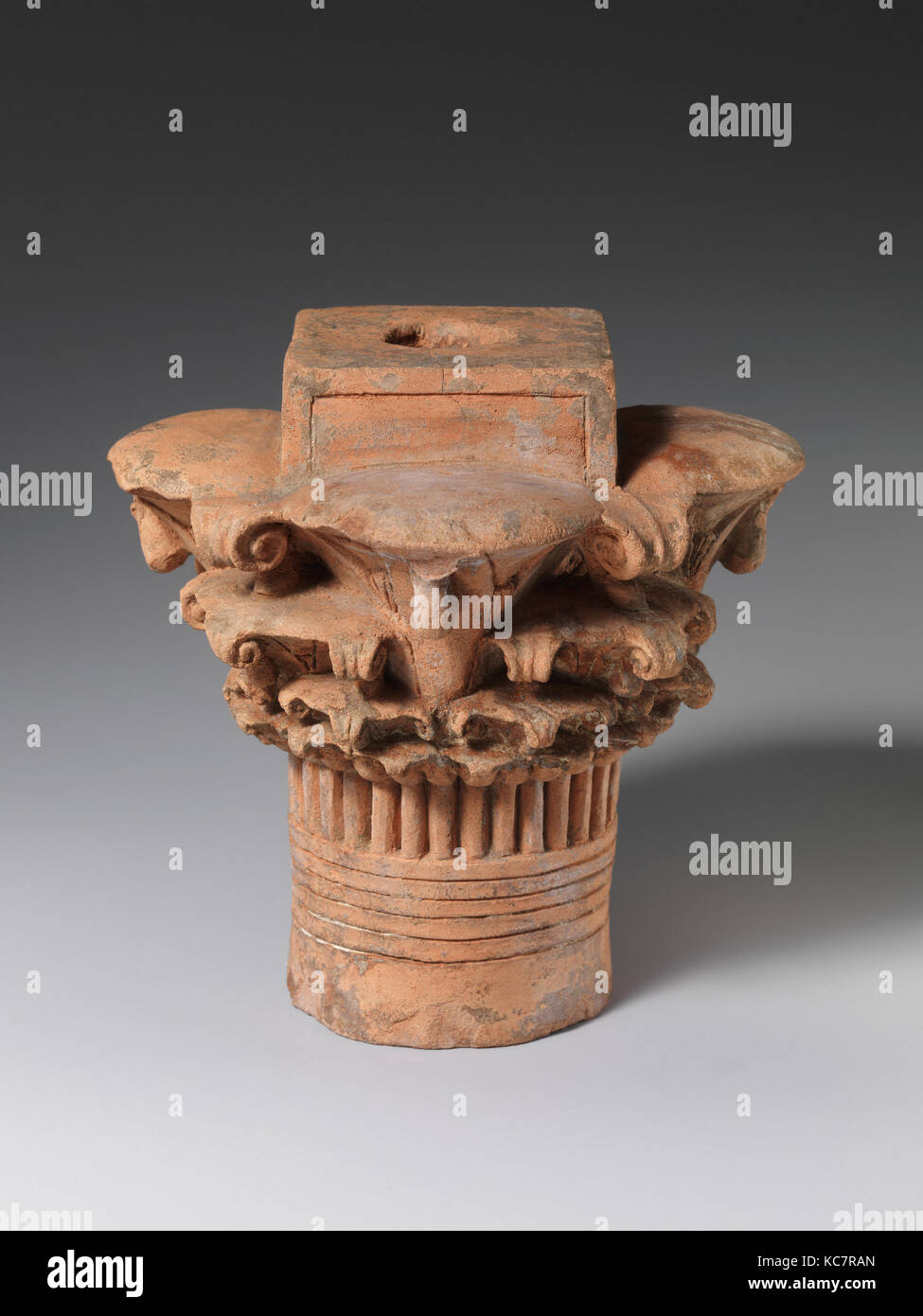 Quatrefoil modello 4-storia lily capitale, periodo tolemaico, 400-30 A.C., dall'Egitto, ceramiche, H. 14 cm (5 1/2 in.); Diam. 12,6 cm (4 Foto Stock