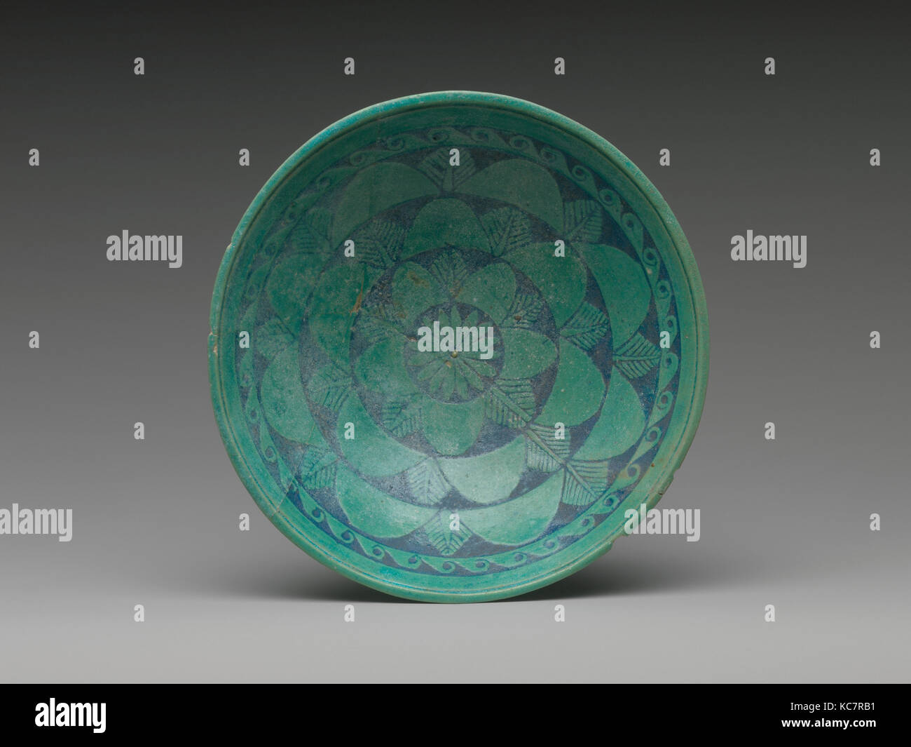 Ciotola, periodo tolemaico, 200-150 A.C. ?, Dall'Egitto, Faience, H. 4,8 cm (1 7/8 in.); Diam. 16,9 cm (6 5/8 in.), il rilievo Foto Stock